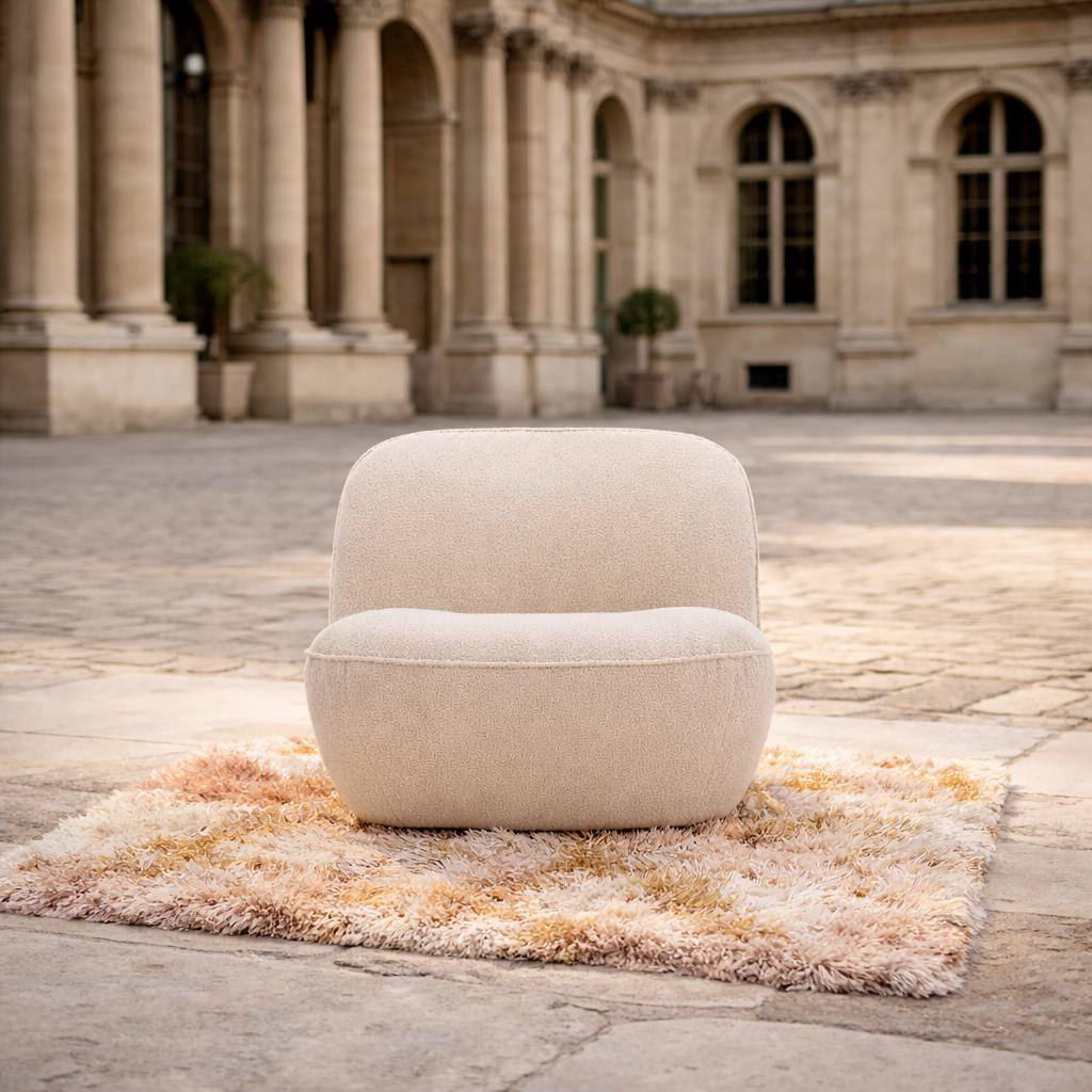Fauteuil Louvre de Paname Avenue dans un décor parisien extérieur du quartier Louvre
