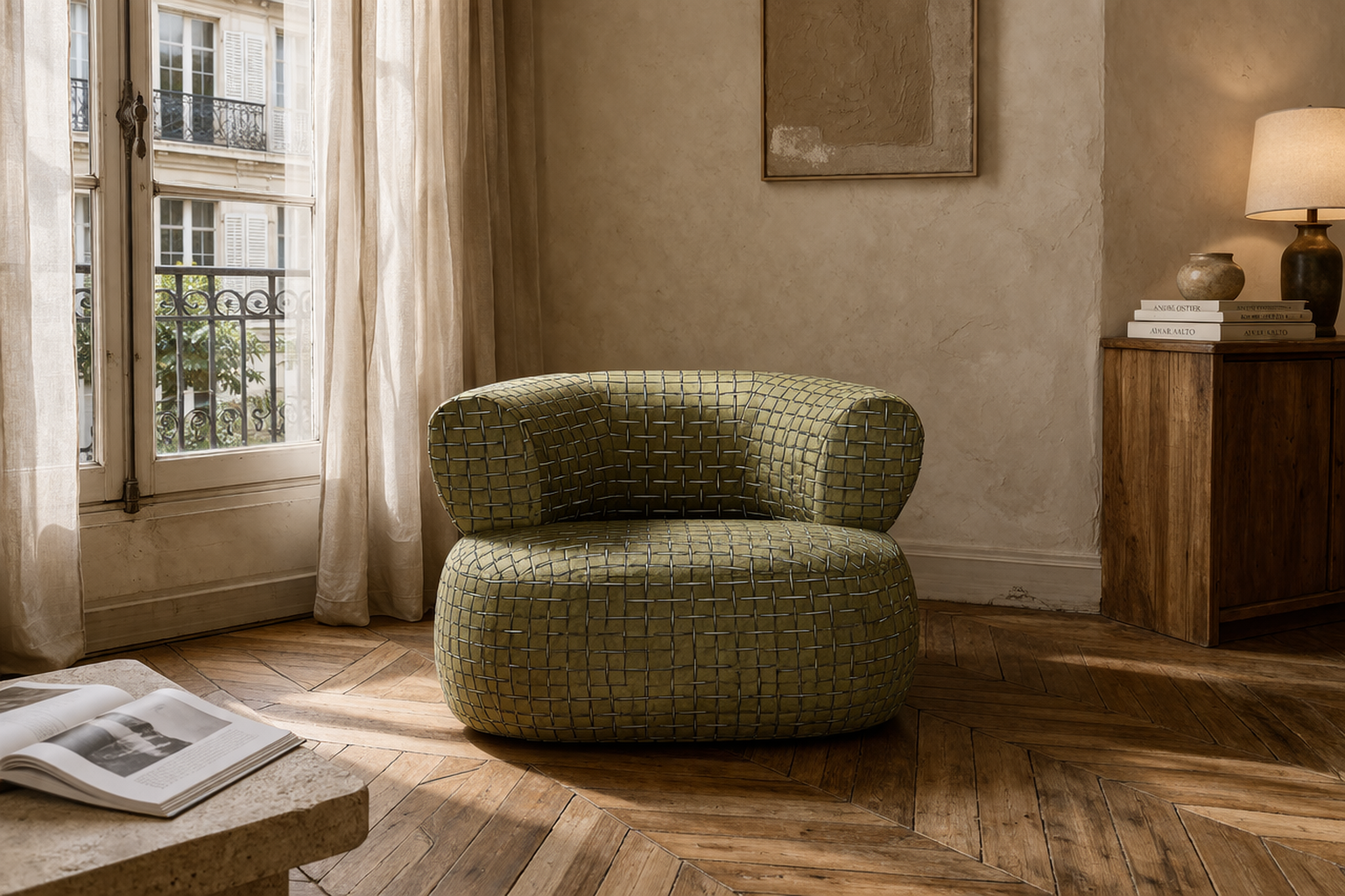 Fauteuil Montorgueil en tissu velours dans un salon d’appartement parisien