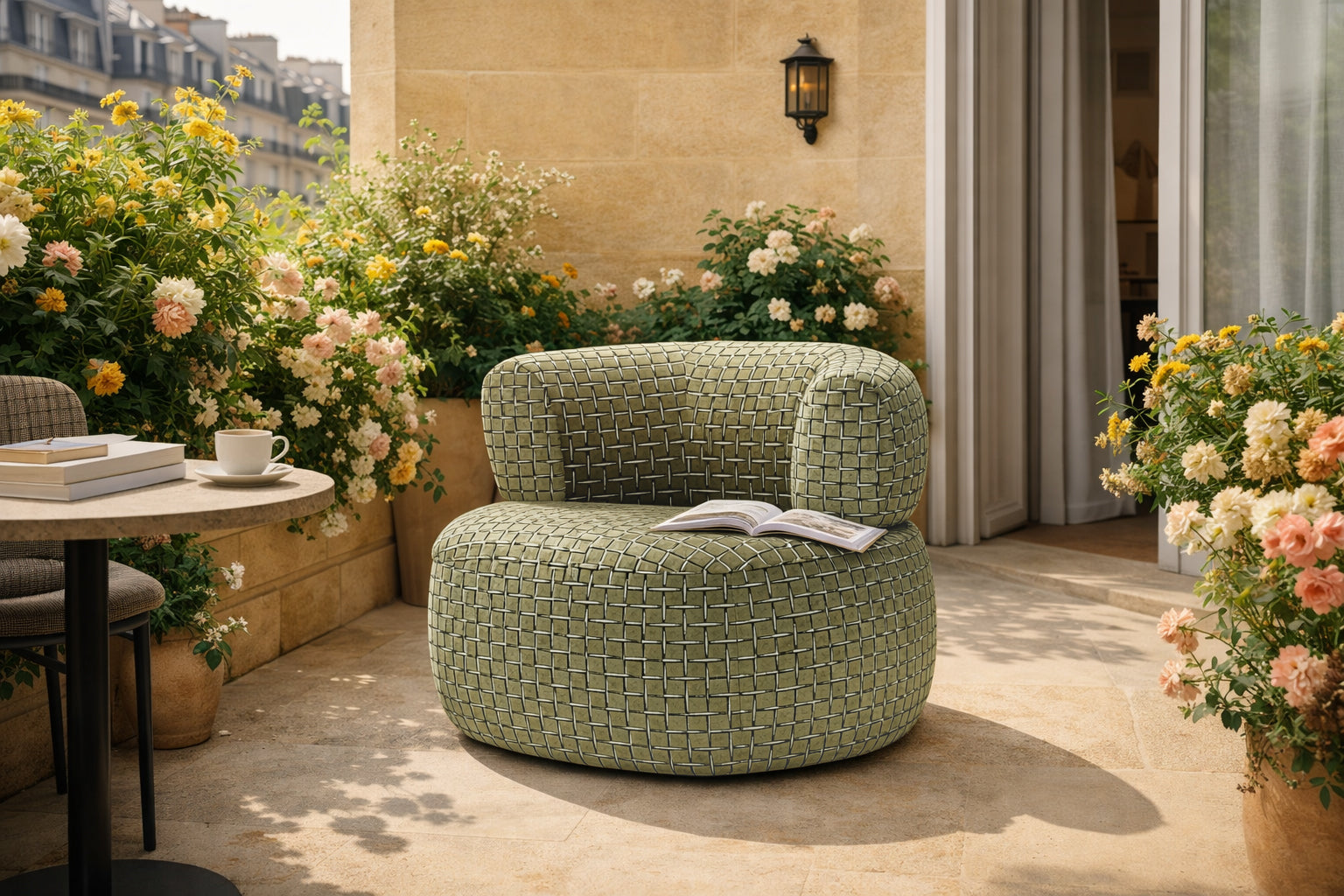 Fauteuil Montorgueil de la marque Paname Avenue photographié sur une terrasse en hauteur d'un café parisien par grand beau temps.