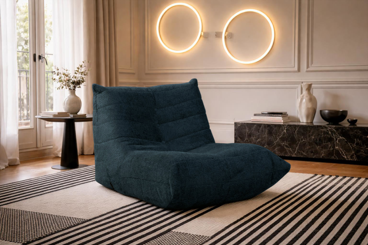 Fauteuil Moret en tissu chenille bleu foncé Paname Avenue, dans un décor inspire au quartier parisien