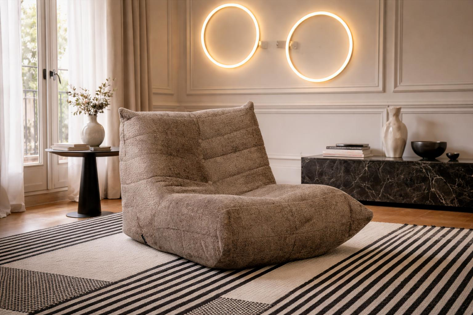 Fauteuil Moret en tissu chenille taupe Paname Avenue, dans un décor inspire au quartier parisien