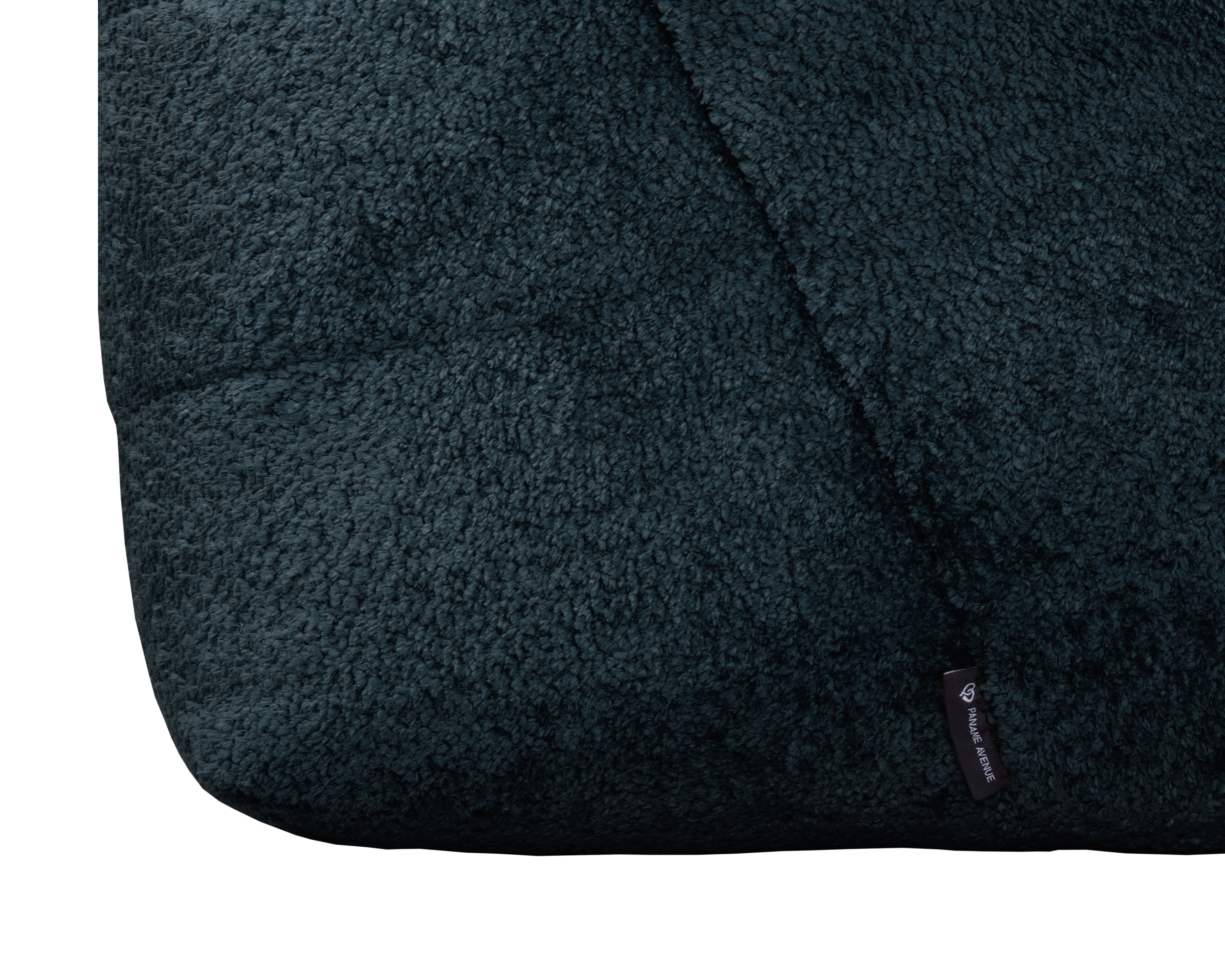 Fauteuil Moret en tissu chenille bleu foncé Paname Avenue, détail du label de la marque