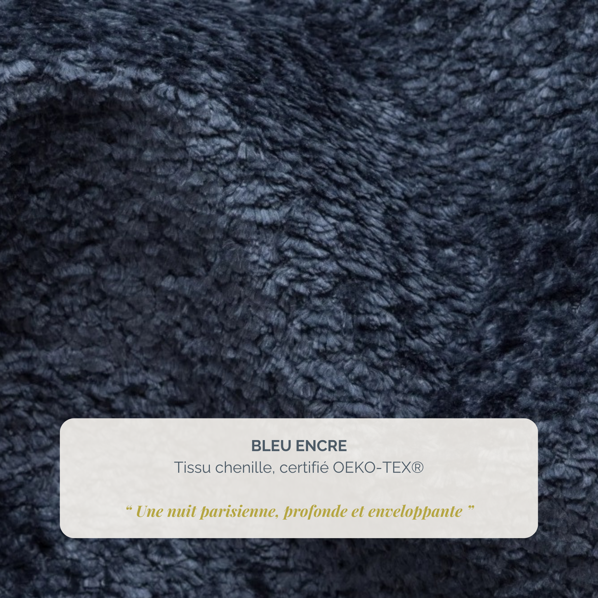 Fauteuil Moret en tissu chenille bleu foncé Paname Avenue, détail de la texture du revêtement