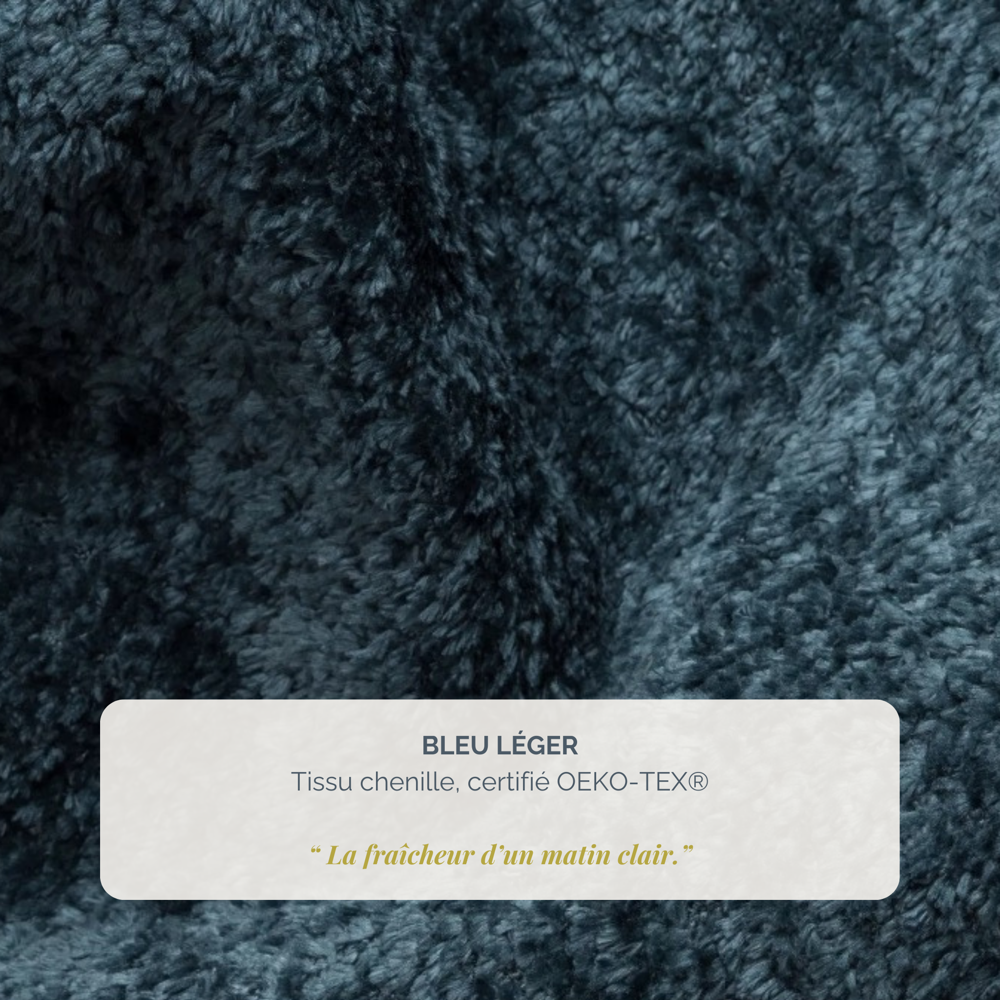 Fauteuil Moret en tissu chenille bleu Paname Avenue, détail de la texture du revêtement