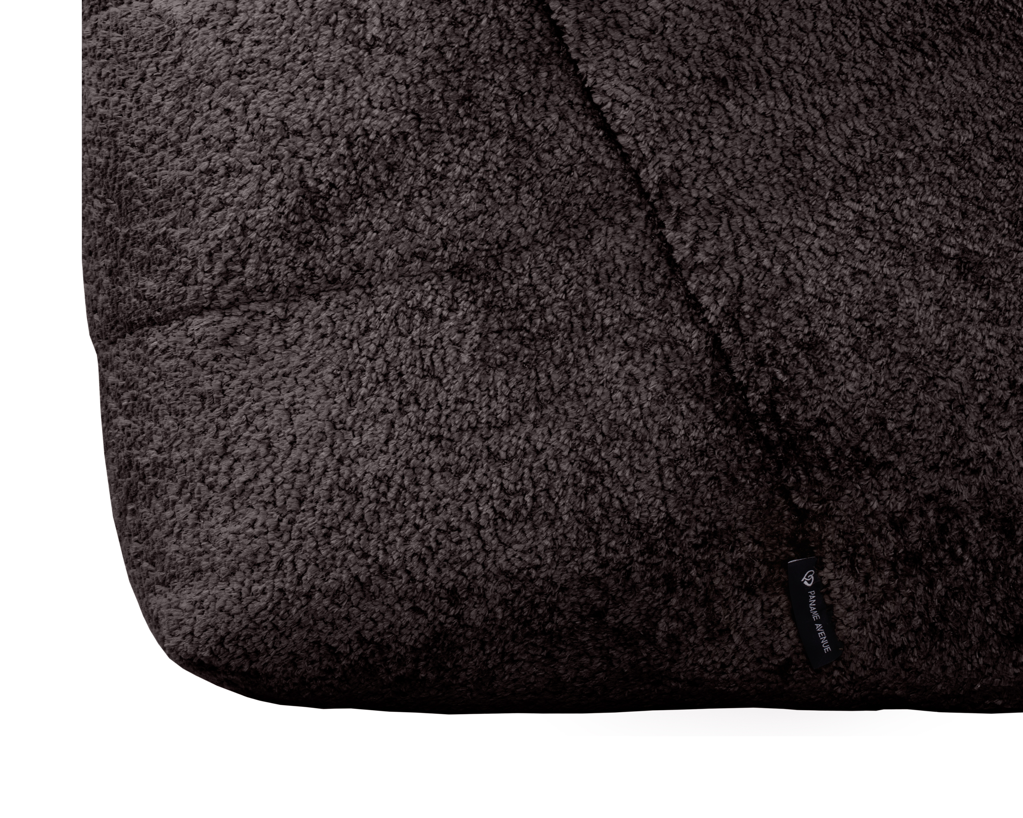Fauteuil Moret en tissu chenille marron Paname Avenue, détail du label de la marque