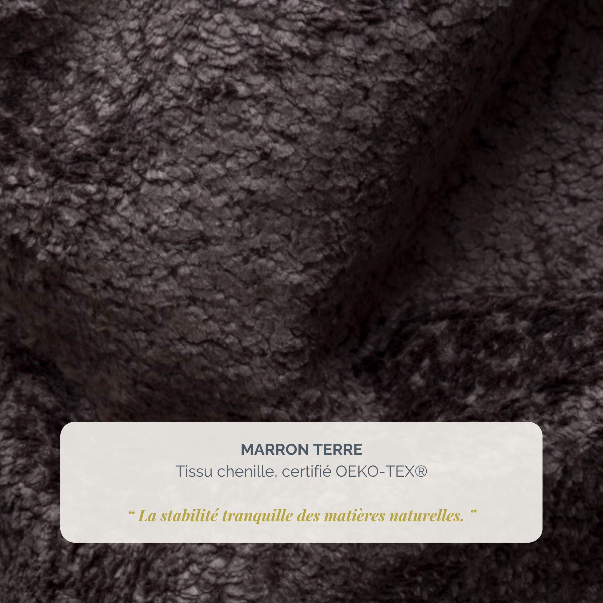 Fauteuil Moret en tissu chenille marron Paname Avenue, détail de la texture du revêtement