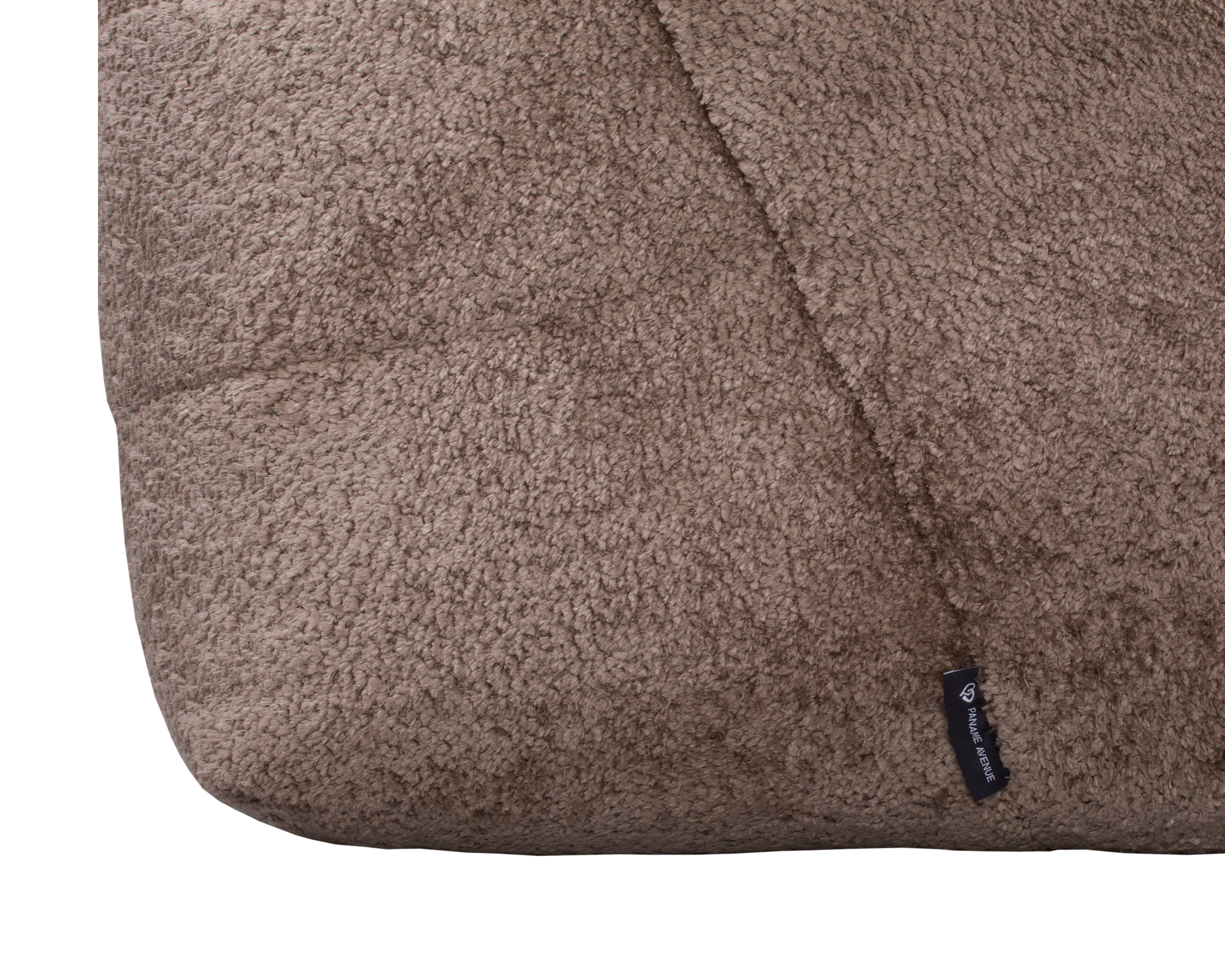 Fauteuil Moret en tissu chenille taupe Paname Avenue, détail du label de la marque