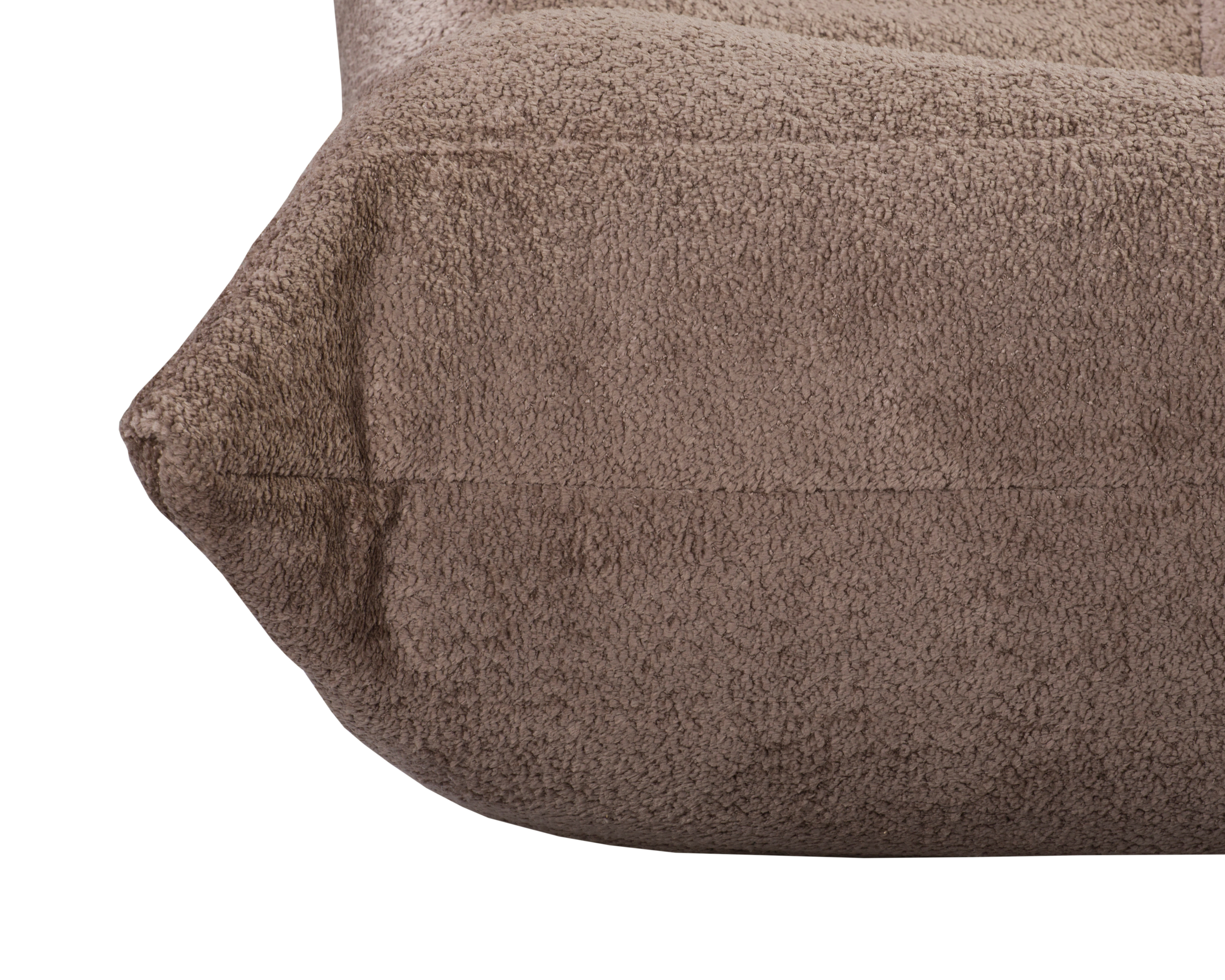 Fauteuil Moret en tissu chenille taupe Paname Avenue, zoom sur l'assise