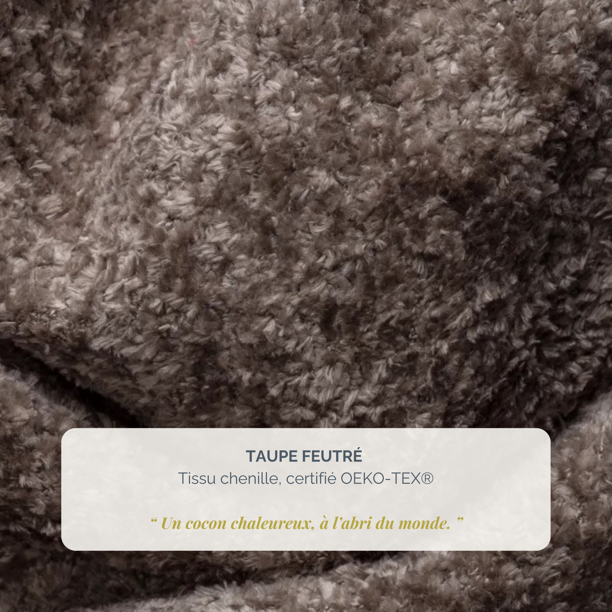 Fauteuil Moret en tissu chenille taupe Paname Avenue, détail de la texture du revêtement