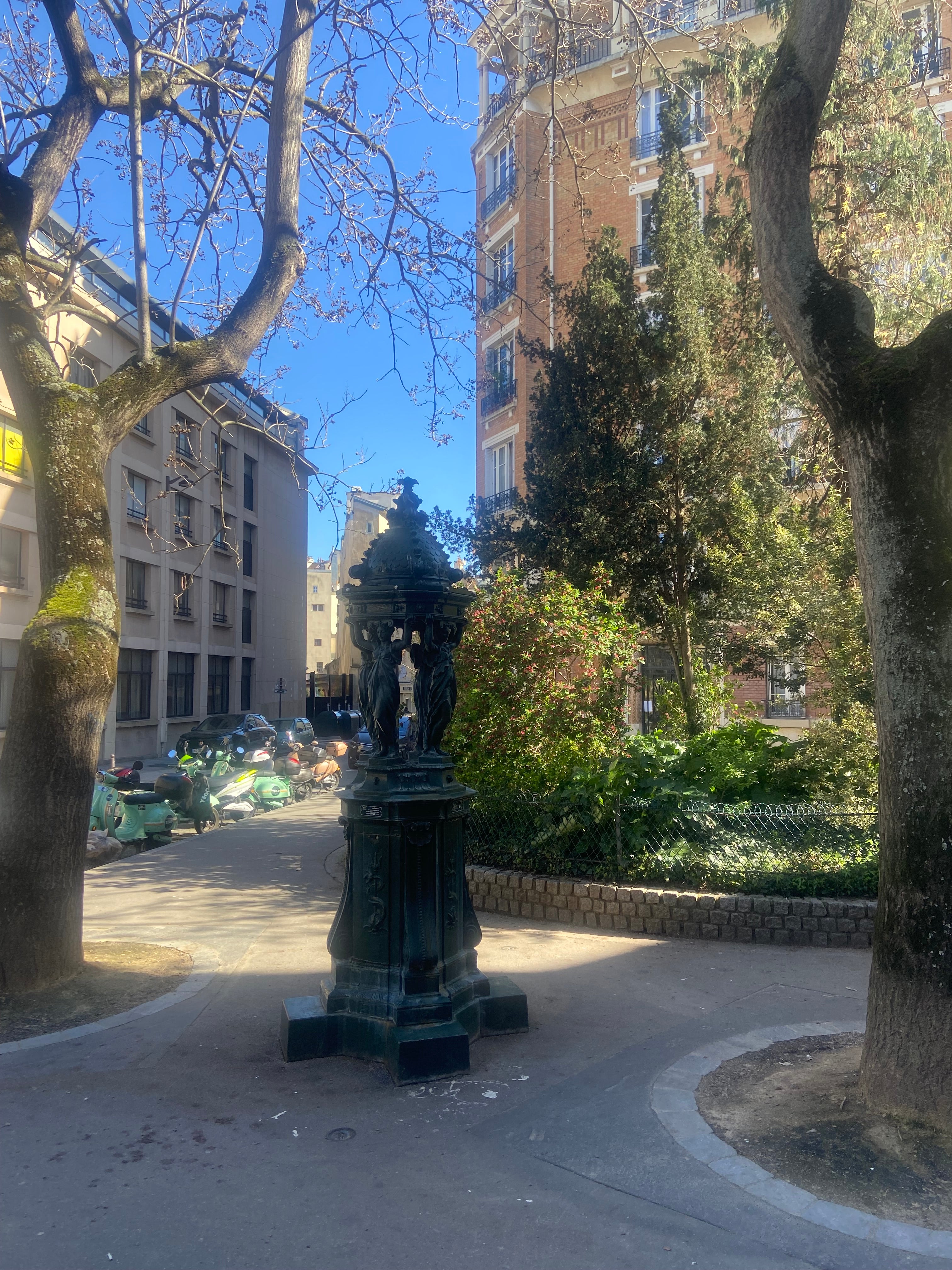 Fontaine Wallace dans un square parisien entouré d’arbres rue de l’Estrapade