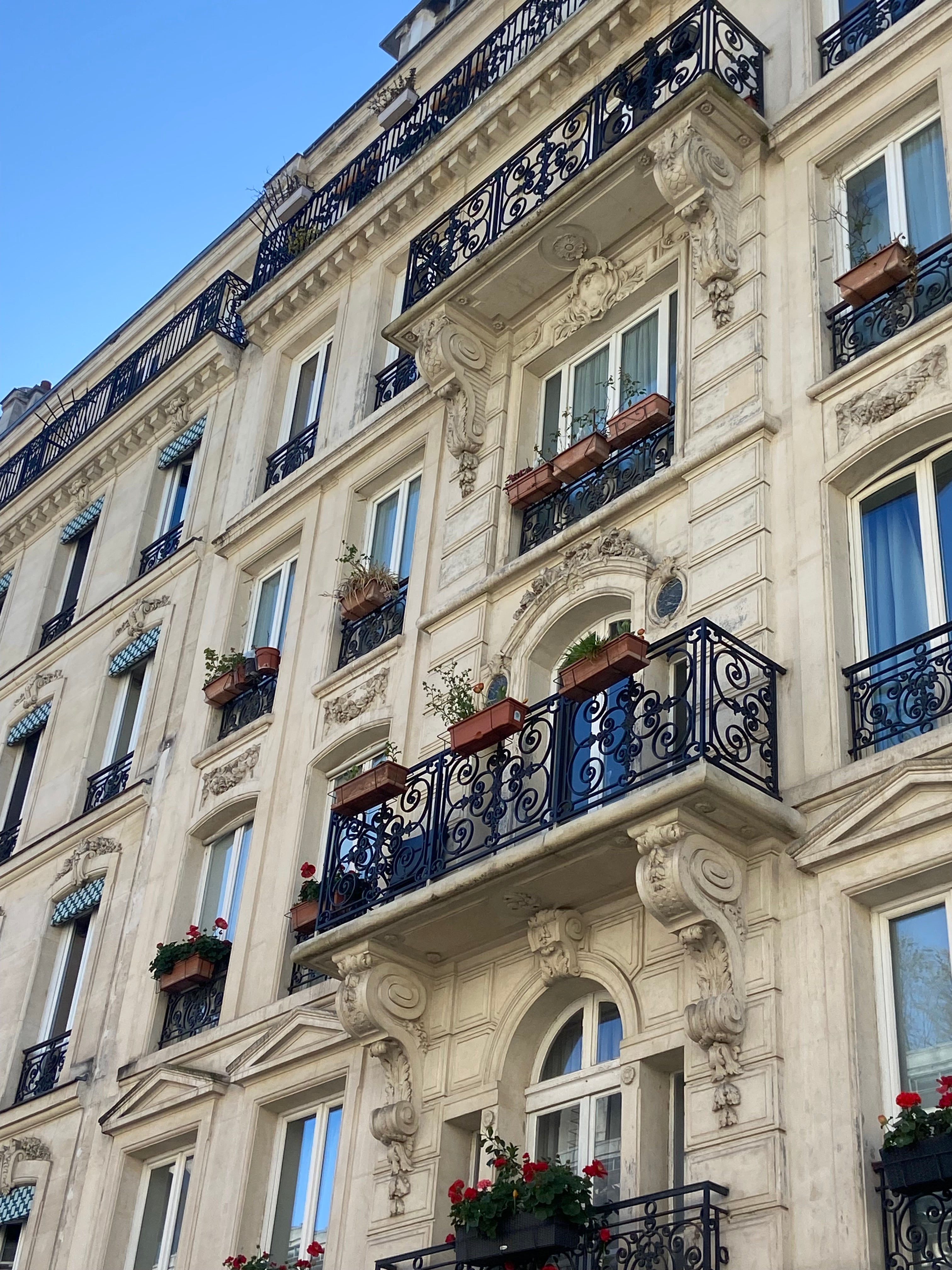 Façade d’immeuble haussmannien avec balcons en fer forgé à Paris rue du Sommerard