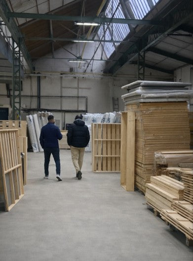 Visite du dépôt de stockage du bois massif servant à l'ossature des sommiers français Paname Avenue