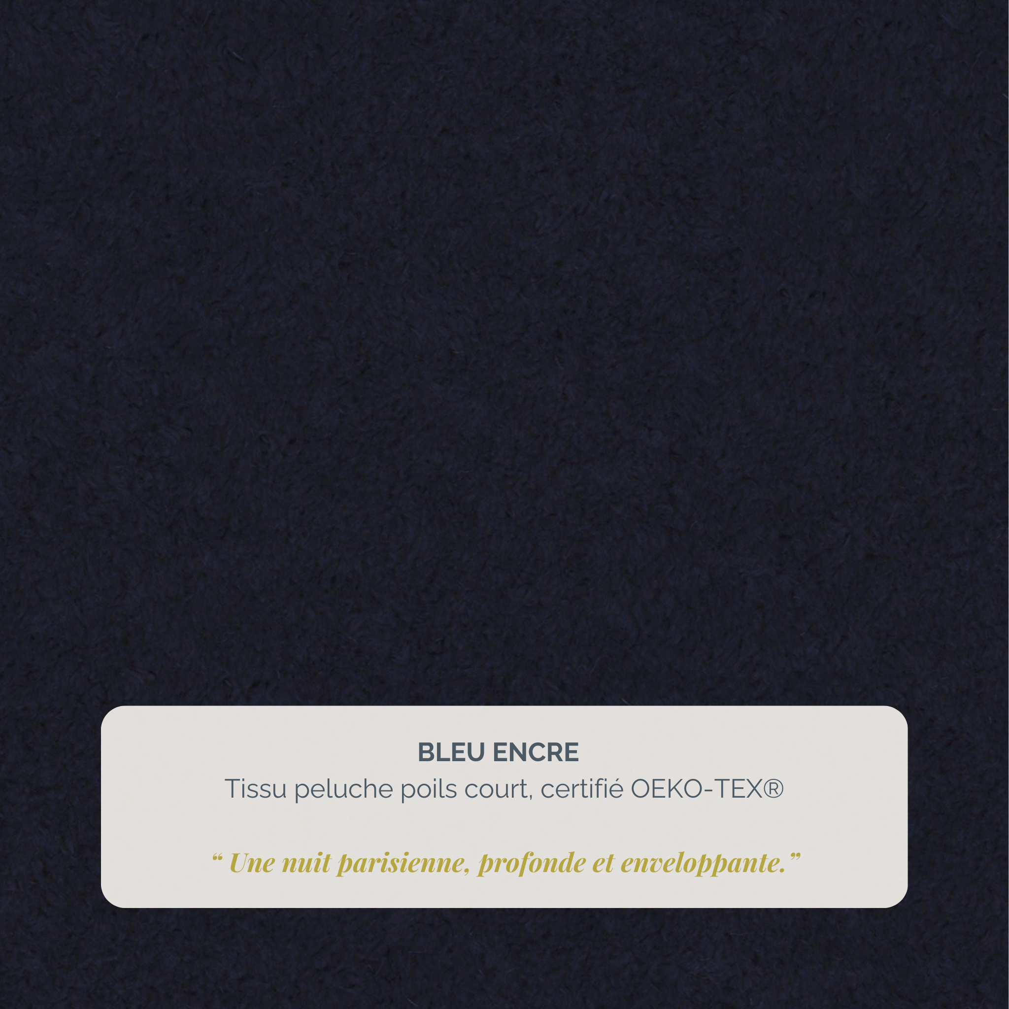 Lit Ravignan 140x200 en tissu peluche poil court bleu Paname Avenue, détail de la texture du revêtement