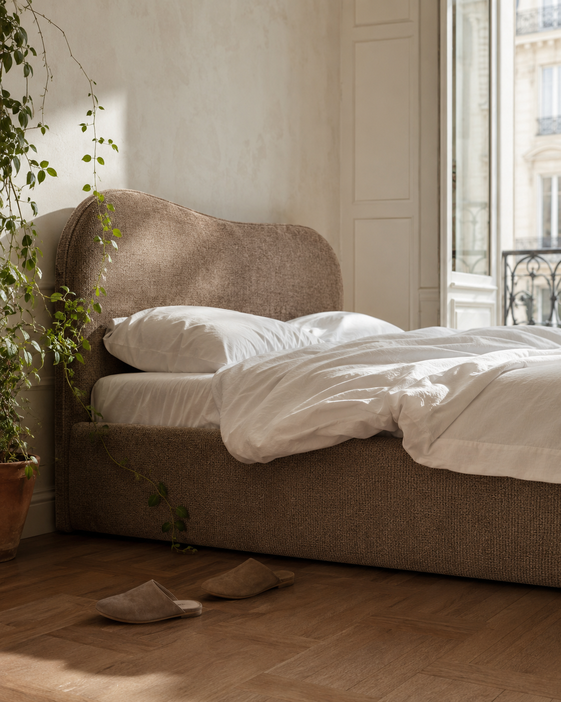 Lit coffre Gravilliers de Paname Avenue dans une chambre minimaliste et chaleureuse
