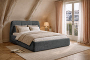 Lit coffre Rosiers en tissu chenille anthracite de chez Paname Avenue dans une chambre mansardée parisienne avec poutres apparentes et balcon