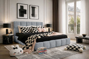 Lit coffre Steinkerque en tissu peluche à poil long gris de chez Paname Avenue dans une chambre parisienne avec balcon et décoration à damier noir et blanc