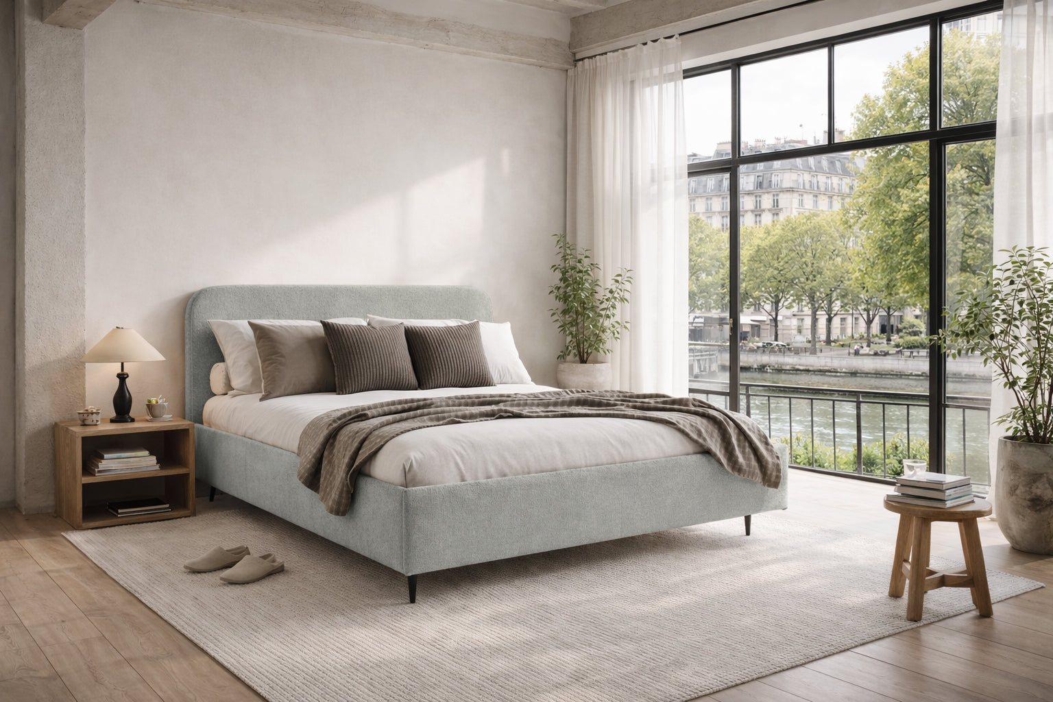 Lit coffre Yves Toudic en tissu bouclette gris clair Paname Avenue dans un décor inspire de Paris