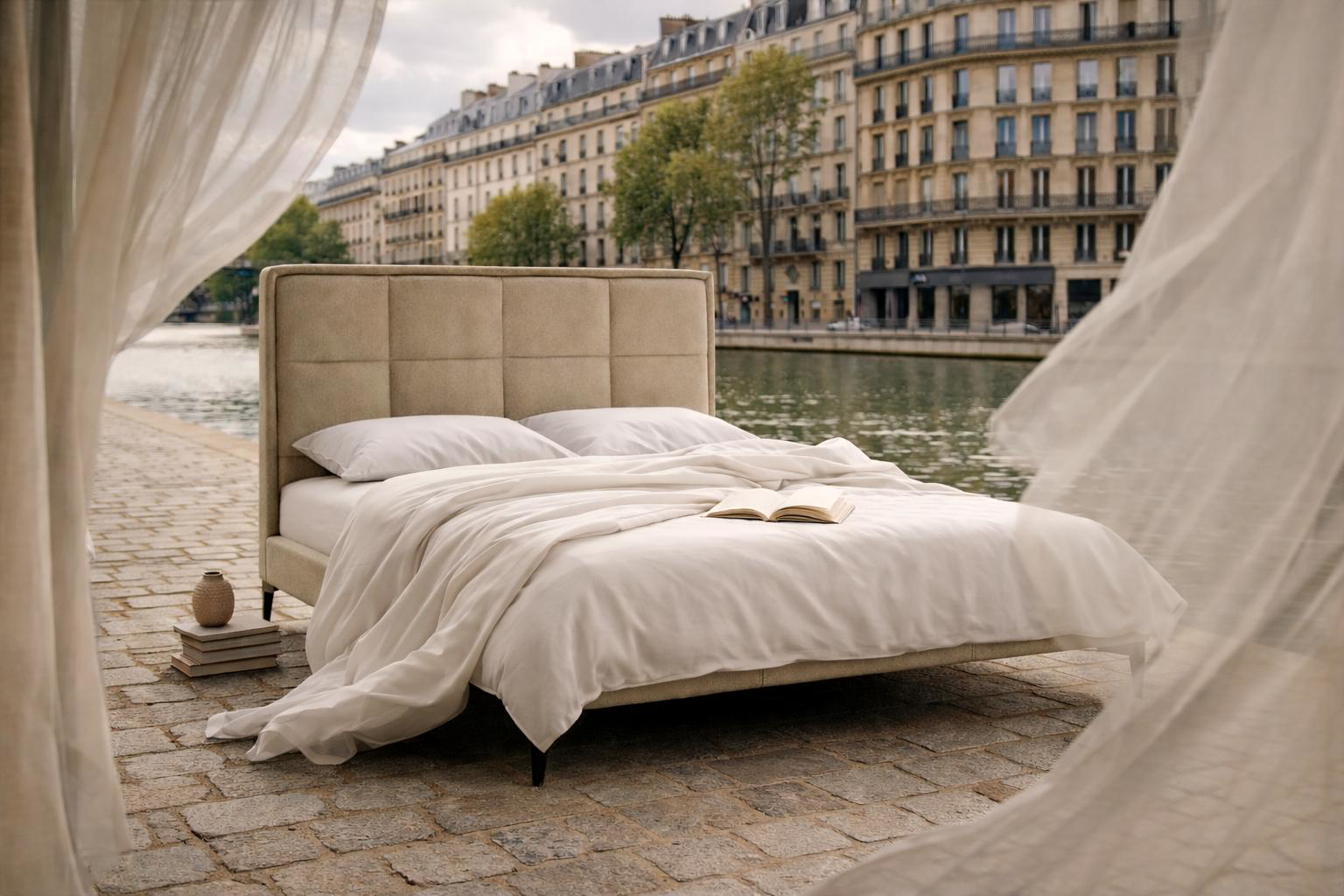 Lit Valmy Paname Avenue installé en extérieur à Paris le long du canal nord