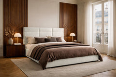 Lit Victor Massé en tissu chenille beige de chez Paname Avenue dans une chambre parisienne avec boiseries et balcon