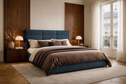 Lit Victor Massé en tissu chenille bleu de chez Paname Avenue dans une chambre parisienne avec boiseries et balcon