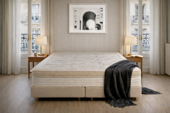 Matelas à ressorts ensachés haut de gamme Saint Sulpice de Paname Avenue dans un décor symétrique avec  deux tables de chevet et deux liseuses identiques. 