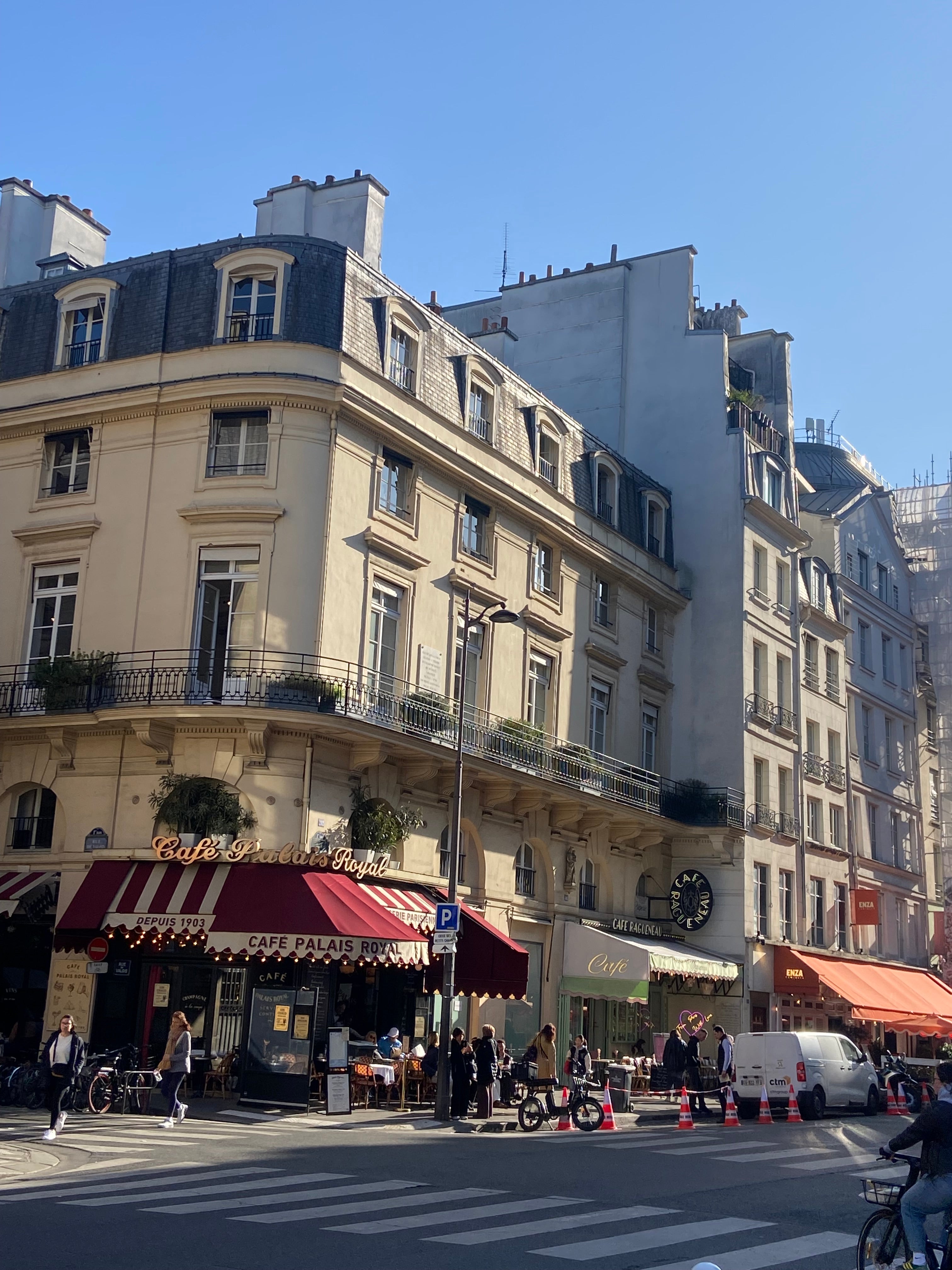 Façade haussmannienne du Café Palais Royal à l'angle de la rue Saint-Honoré, l'univers urbain et chic de Paname Avenue au cœur de Paris.