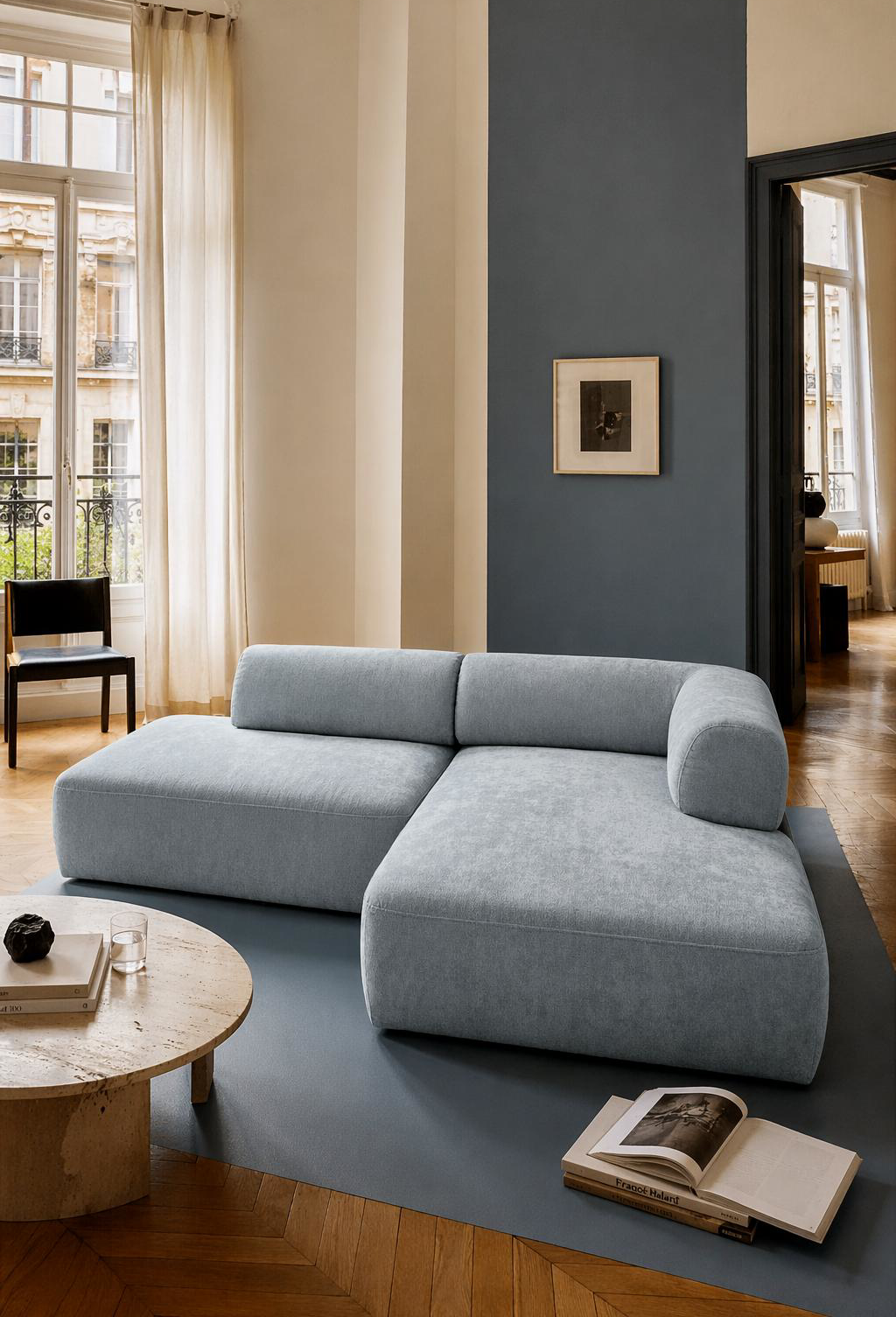 Canapé d'angle Lancry de Paname Avenue dans un salon qui relève d’un style minimaliste contemporain avec une touche parisienne