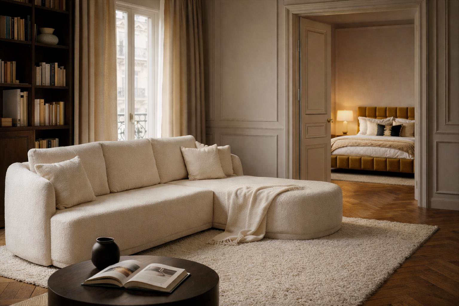 Canapé d'angle Charlot et lit Jacob dans une suite parisienne luxueuse et intmiste