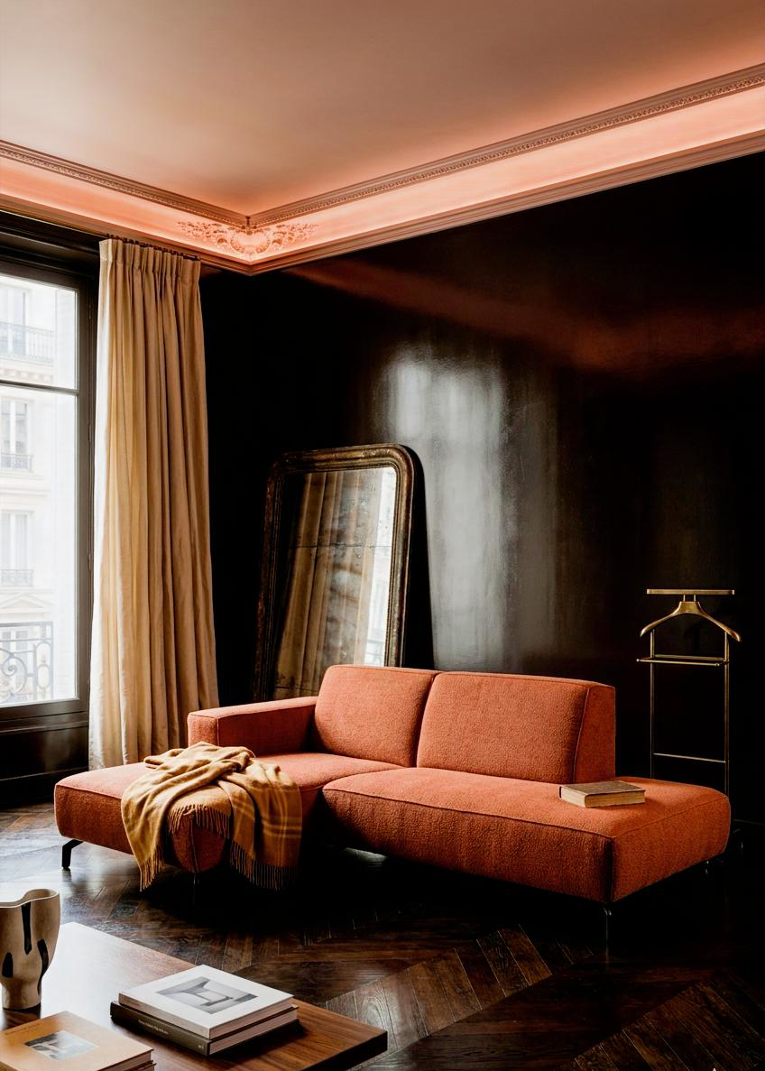 Canapé d'angle Blanche dans un intérieur parisien inspiré du style néo déco avec un miroir monumental et ancien et des néons au plafond donnant une allure dramatique au décor dans son ensemble