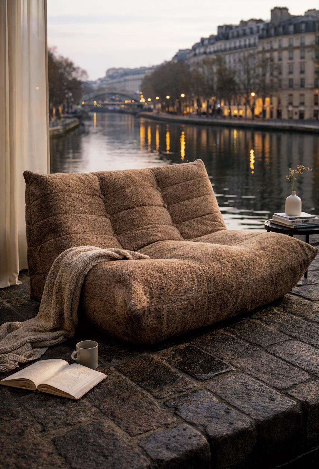 Canapé droit Faubourg du Temple au bord des quai de Seine à Paris à la nuit tombante