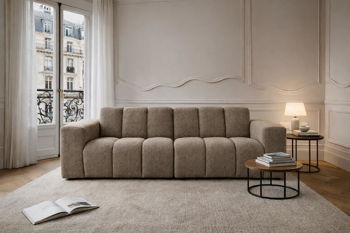 Canapé droit Mazarine Paname Avenue dans un salon moderne haussmannien 