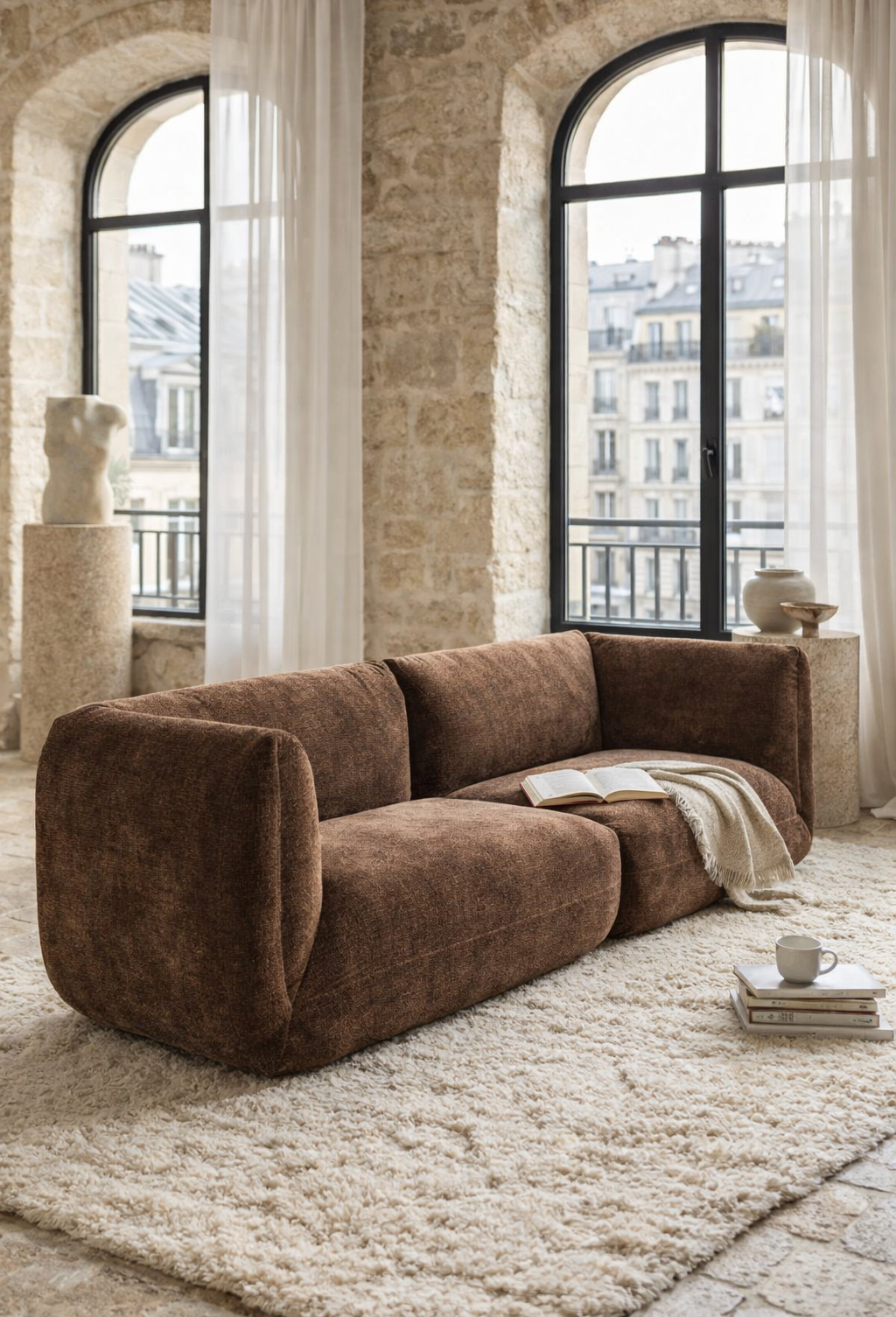 Canapé droit Portefoin de la marque Paname Avenue dans un salon parisien minimaliste