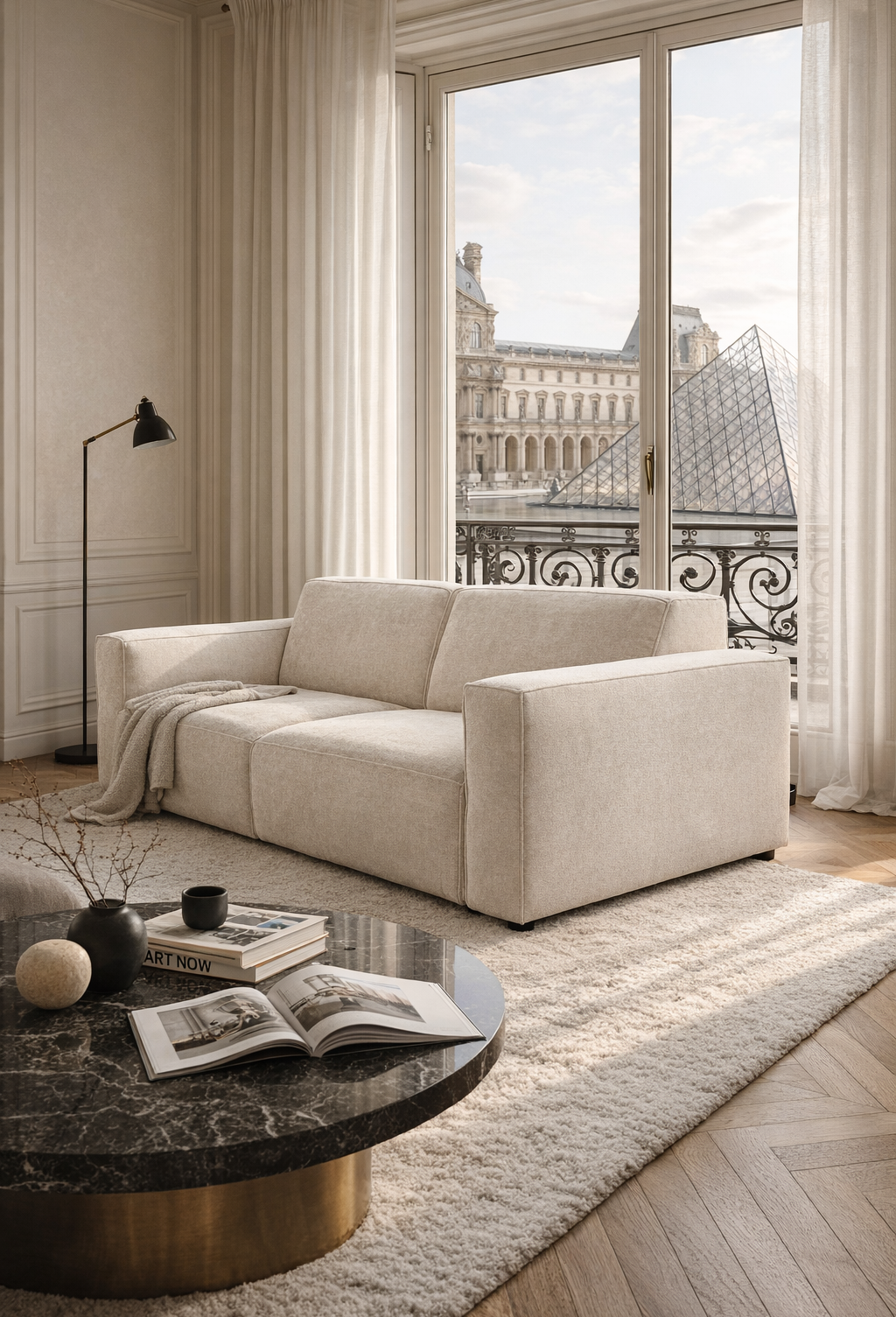 Canapé droit Pyramide beige par Paname Avenue dans un intérieur moderne devant la pyramide du Louvre à Paris.