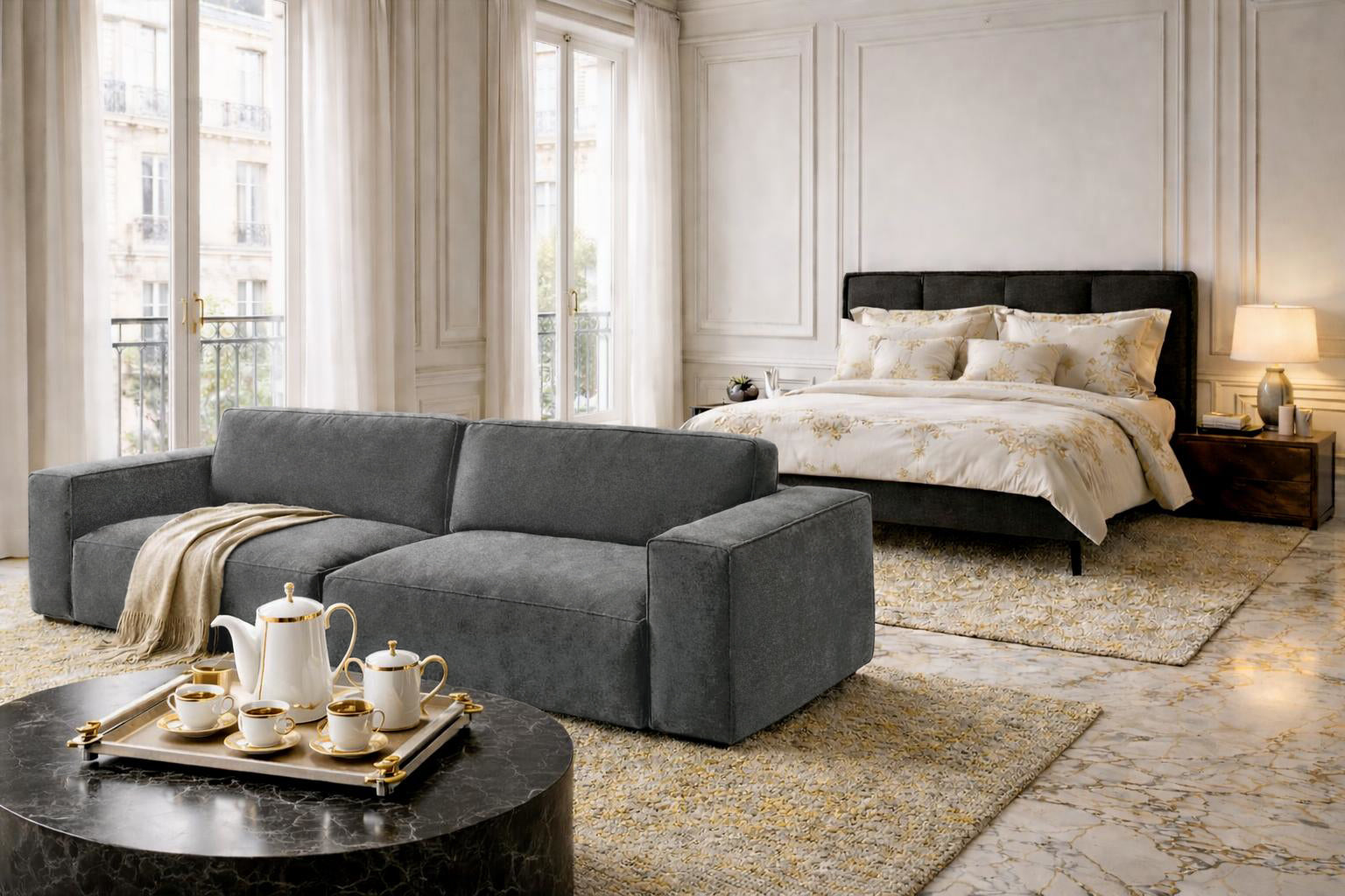 Canapé droit Pyramides et lit Valmy dans un loft haussmannien chic avec larges fenêtres