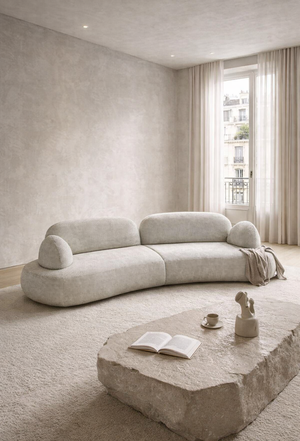 Canapé droit Sedaine dans un salon parisien minimaliste avec table basse en pierre dans le pur style brutaliste design