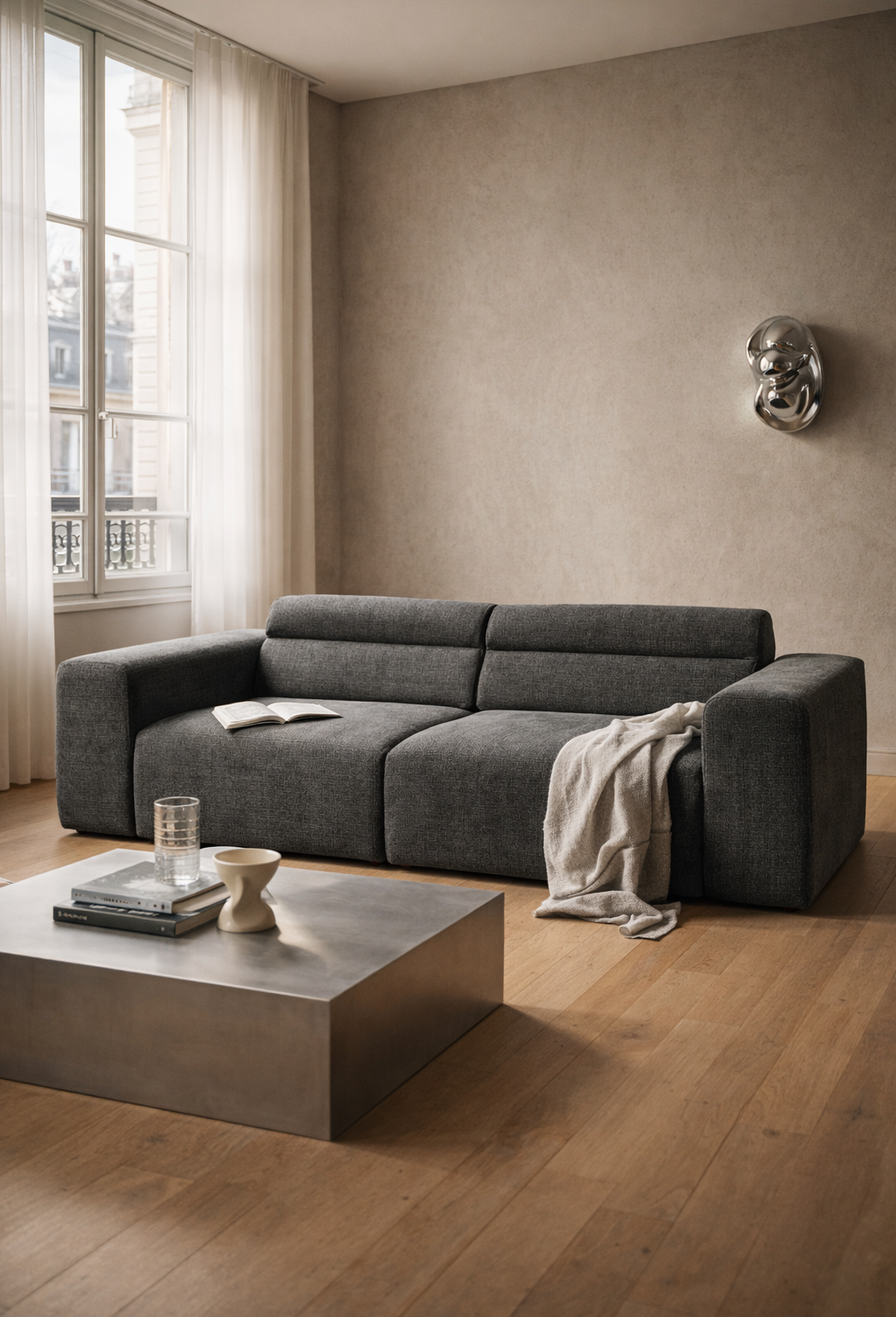 Canapé droit Sommerard dans un salon minimaliste parisien par Paname Avenue