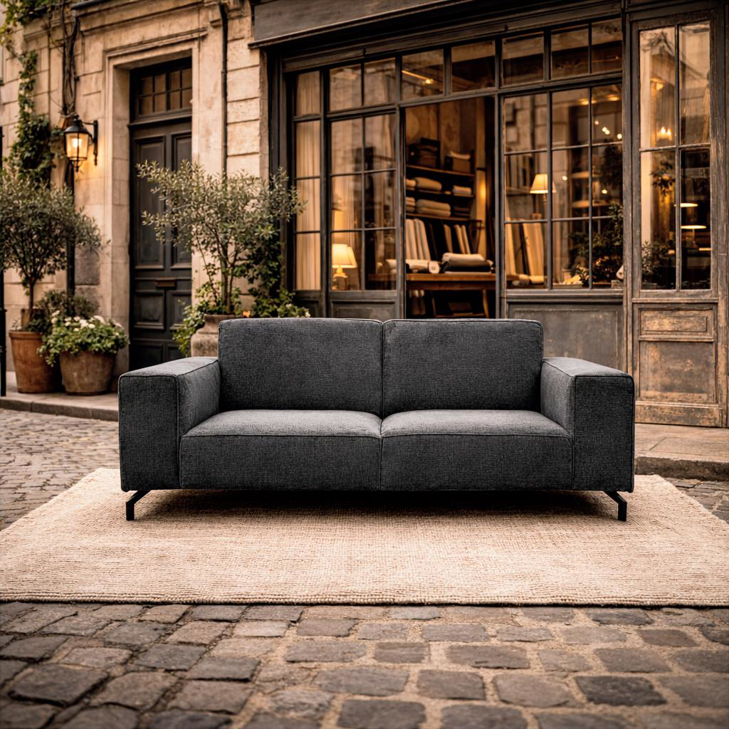 Canapé droit Clery  Paname Avenue dans le décor d'une rue du quartier Sentier à Paris 