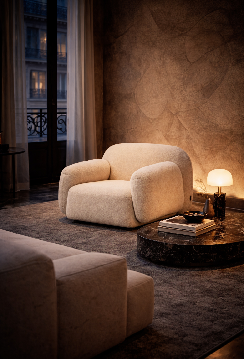 Fauteuil Fontaine dans un salon feutré de Paris par une nuit d'hiver