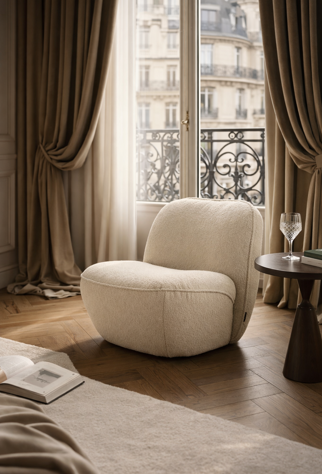 Fauteuil Louvre dans un décor haussmannien typique de Paris avec parquet en point de Hongrie et rideaux en velours épais.