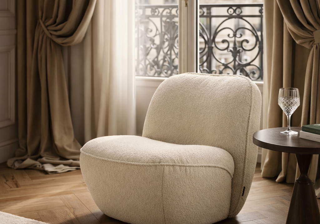 Fauteuil Louvre dans un décor haussmannien typique de Paris avec parquet en point de Hongrie et rideaux en velours épais.