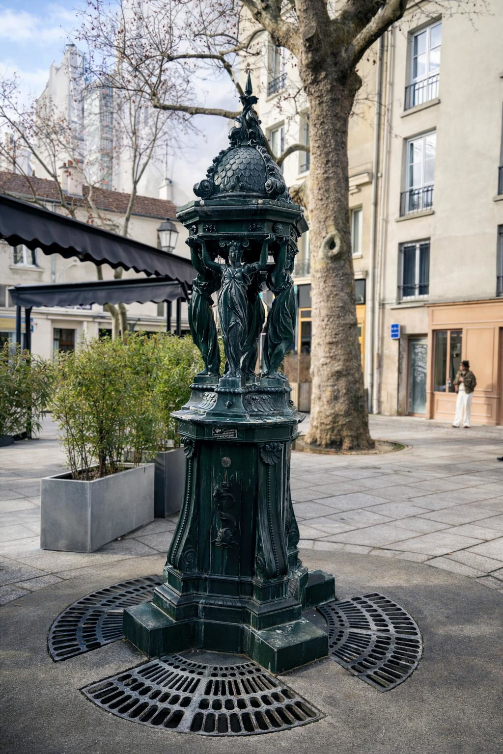 Fontaine Wallace sur la place au sortir du passage du Caire à Paris par Paname Avenue