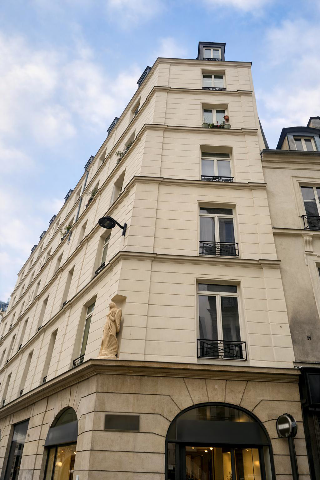 Vue sur la façade d'un immeuble dans la rue Poissonnière à Paris par Paname Avenue