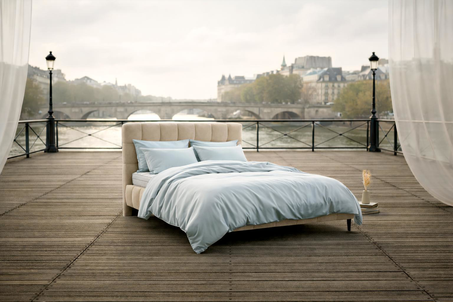 Lit Jacob Paname Avenue installé sur une terrasse au bord de la Seine à Paris, avec un pont en arrière-plan et une ambiance douce et apaisante