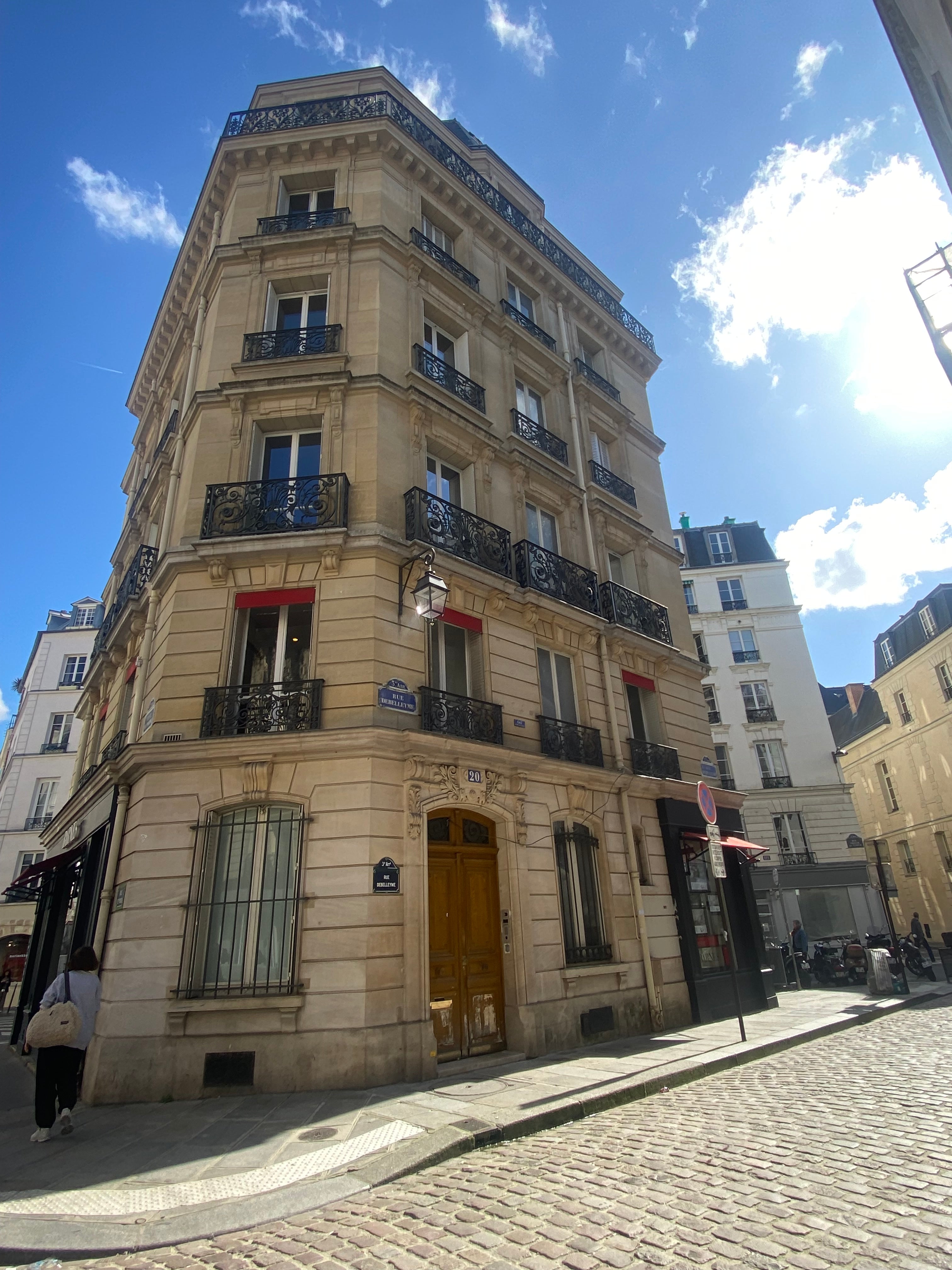 Vue sur l'architecture d'un immeuble haussmannien aux abords de la rue Debelleyme  à Paris par Paname Avenue