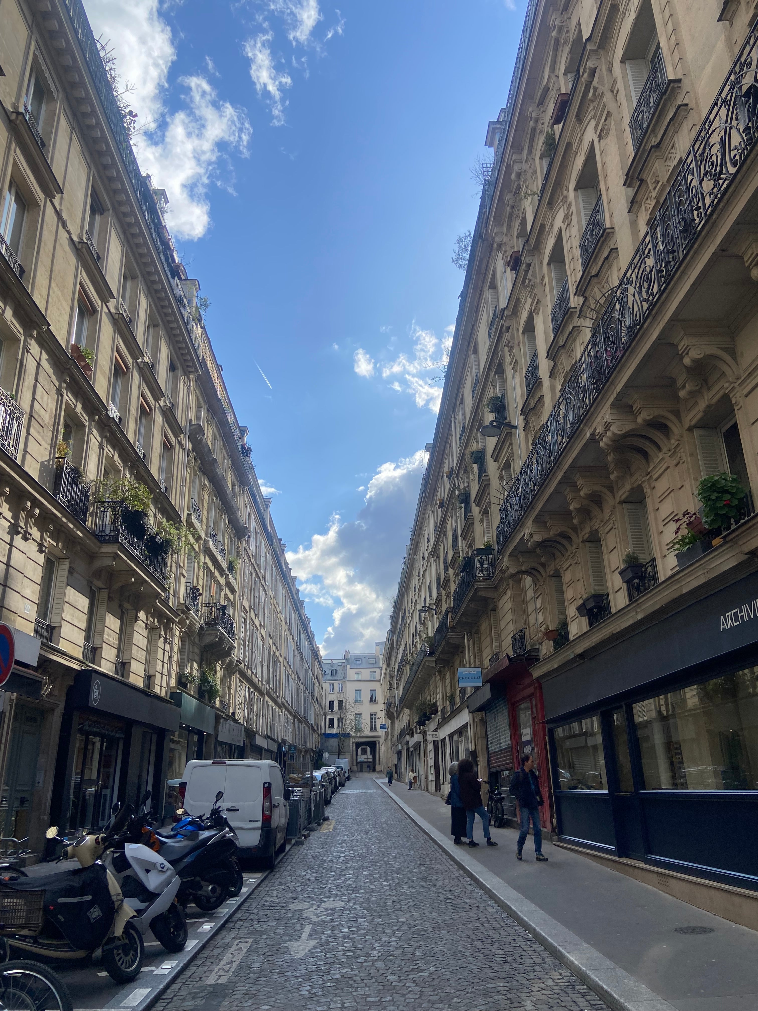 Vue sur la rue Taylor à Paris  dans le quartier Canal Nord par Paname Avenue