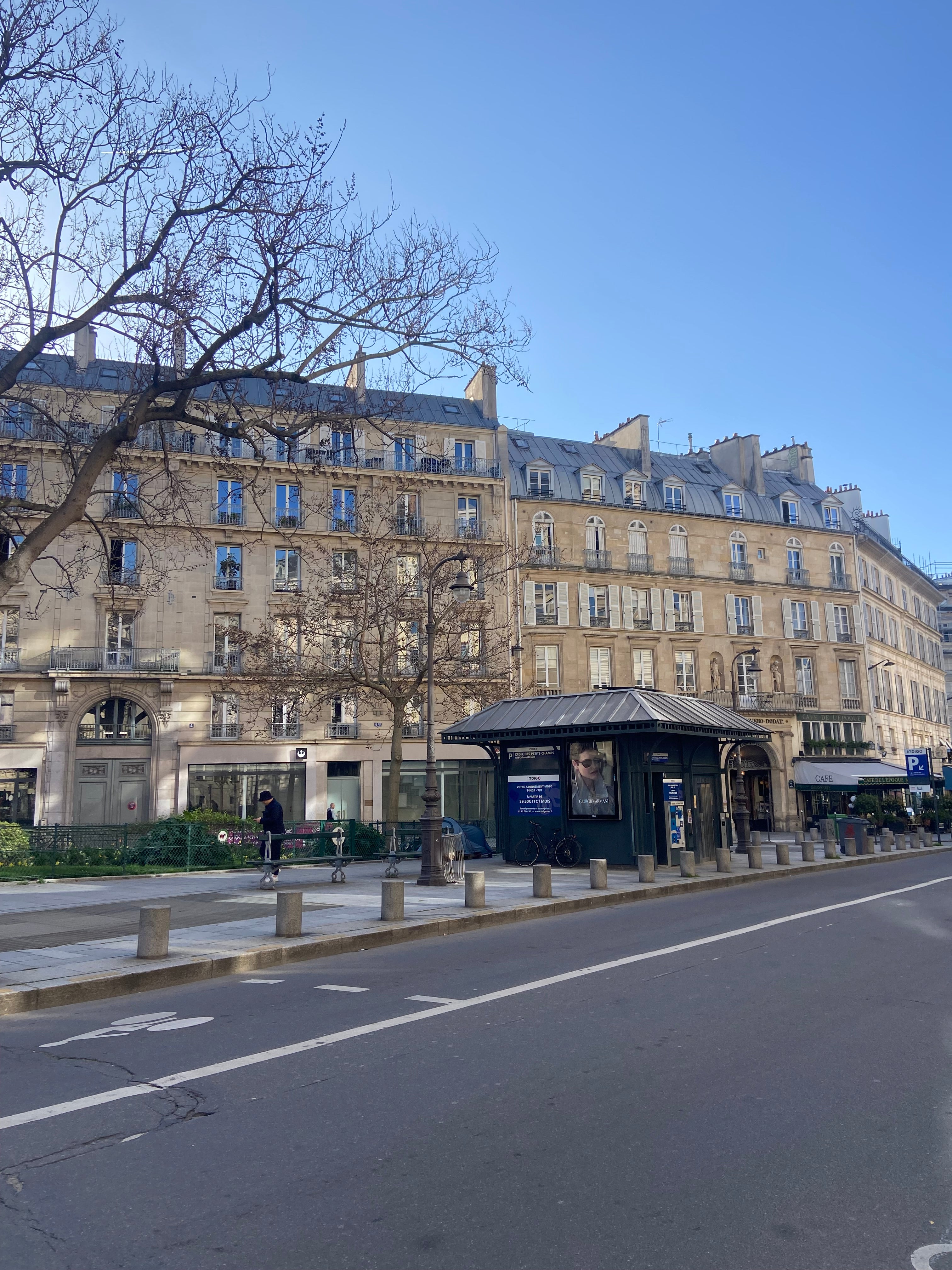 Vue sur un kiosque dans la rue Croix des Petits Champs dans le quartier du Louvre à Paris par Paname Avenue