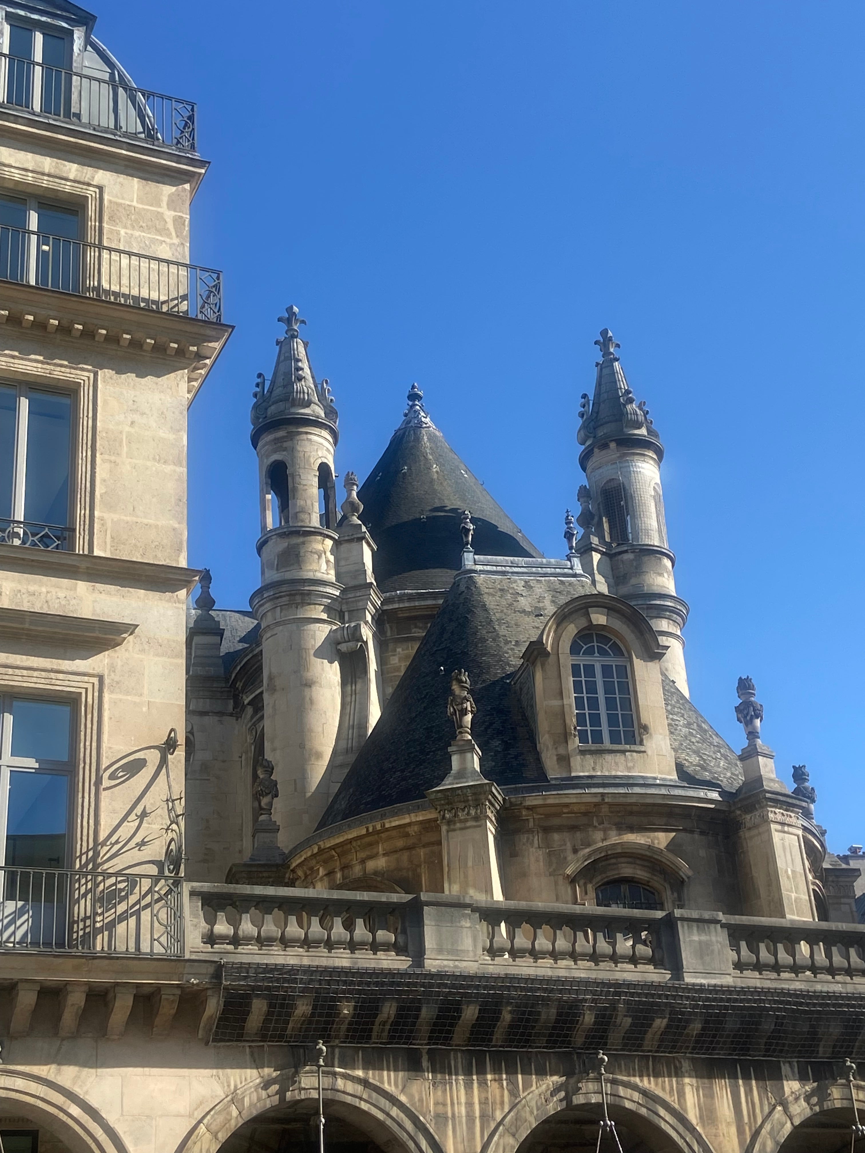 Vue sur une architecture néo-Renaissance parisienne dans le quartier du Louvre rue de Rivoli par Paname Avenue