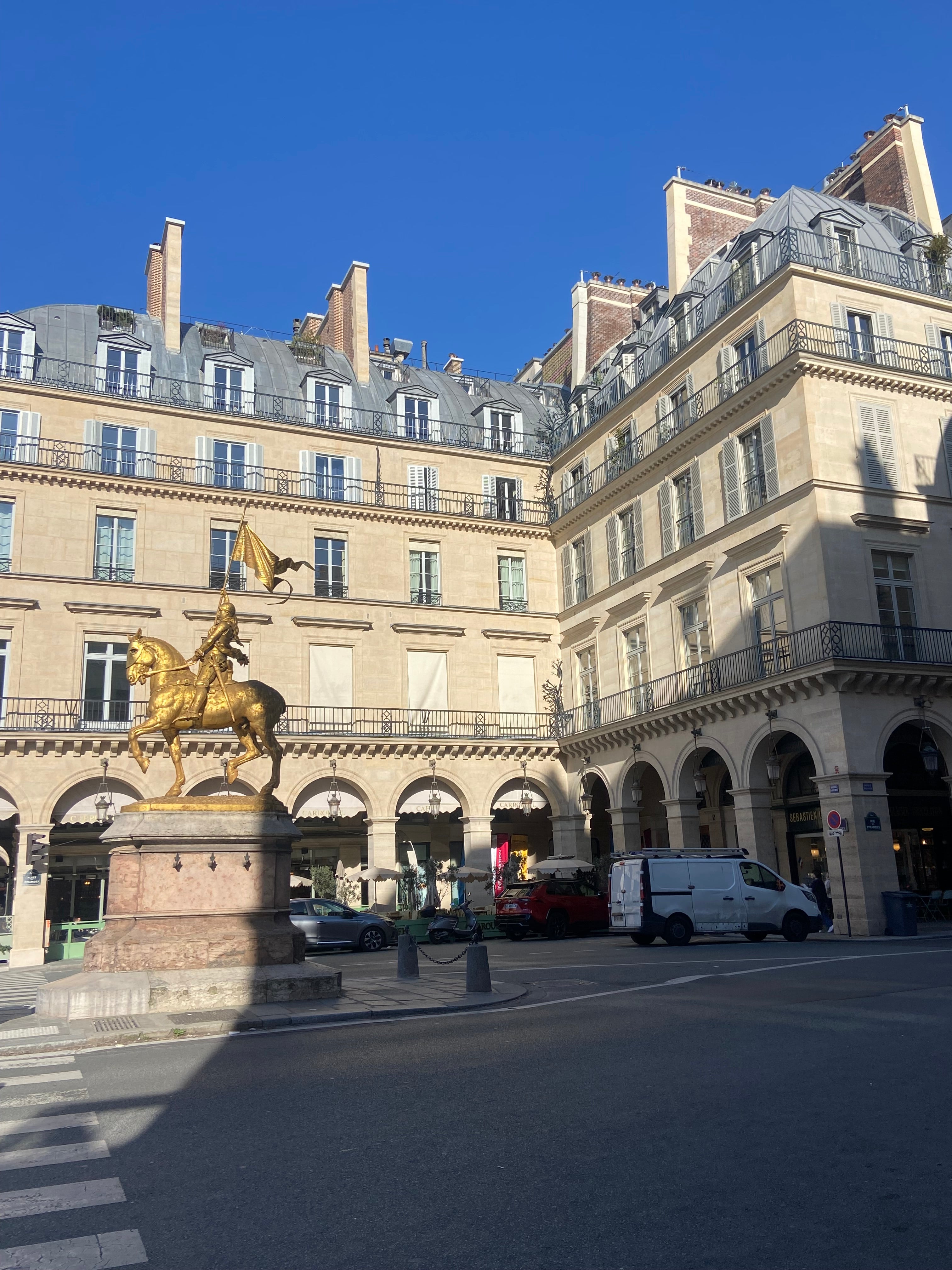 Vue sur la rue des Pyramides dans le quartier du Louvre par Paname Avenue