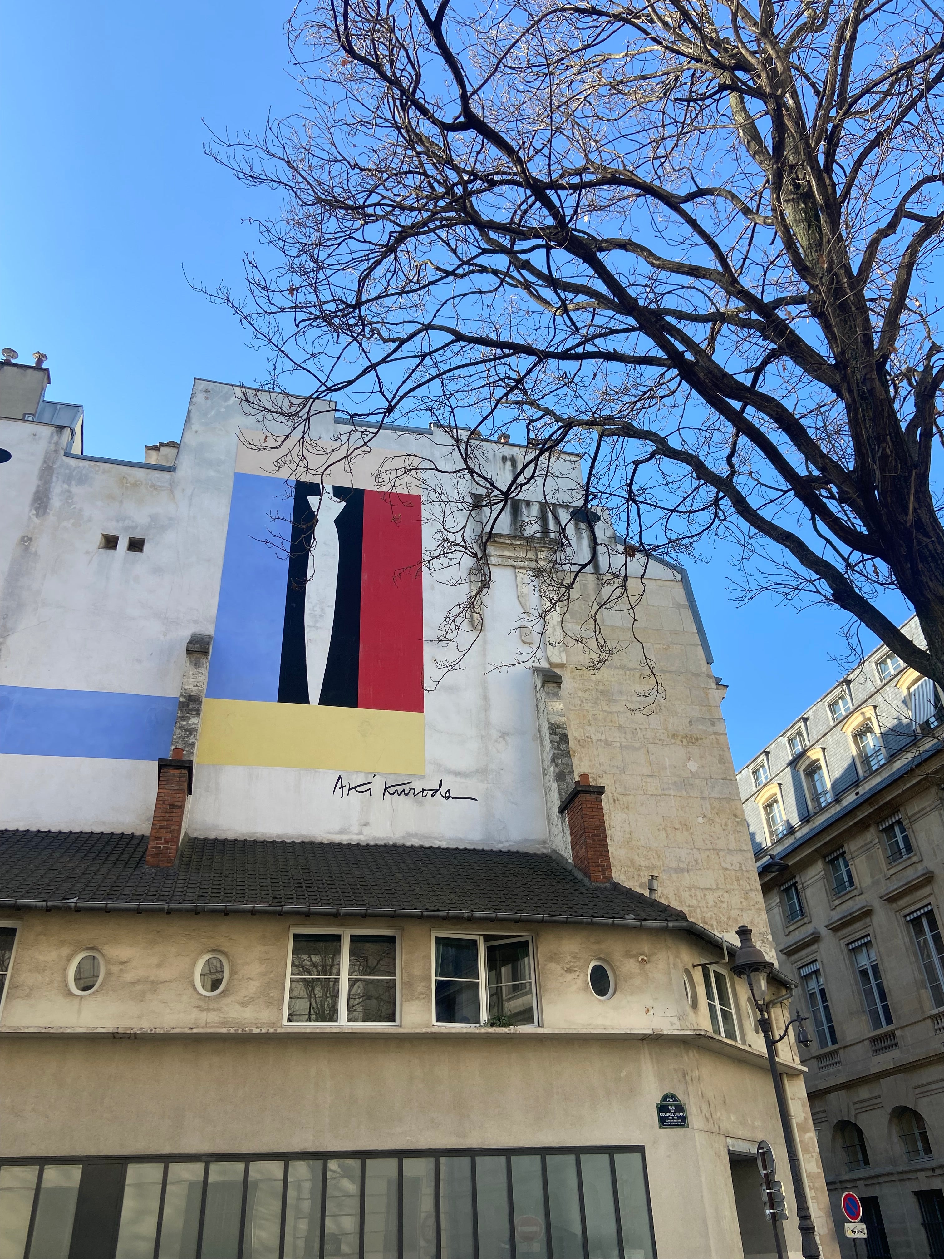 Vue sur la rue du Colonel Driant dans le quartier du Louvre par Paname Avenue
