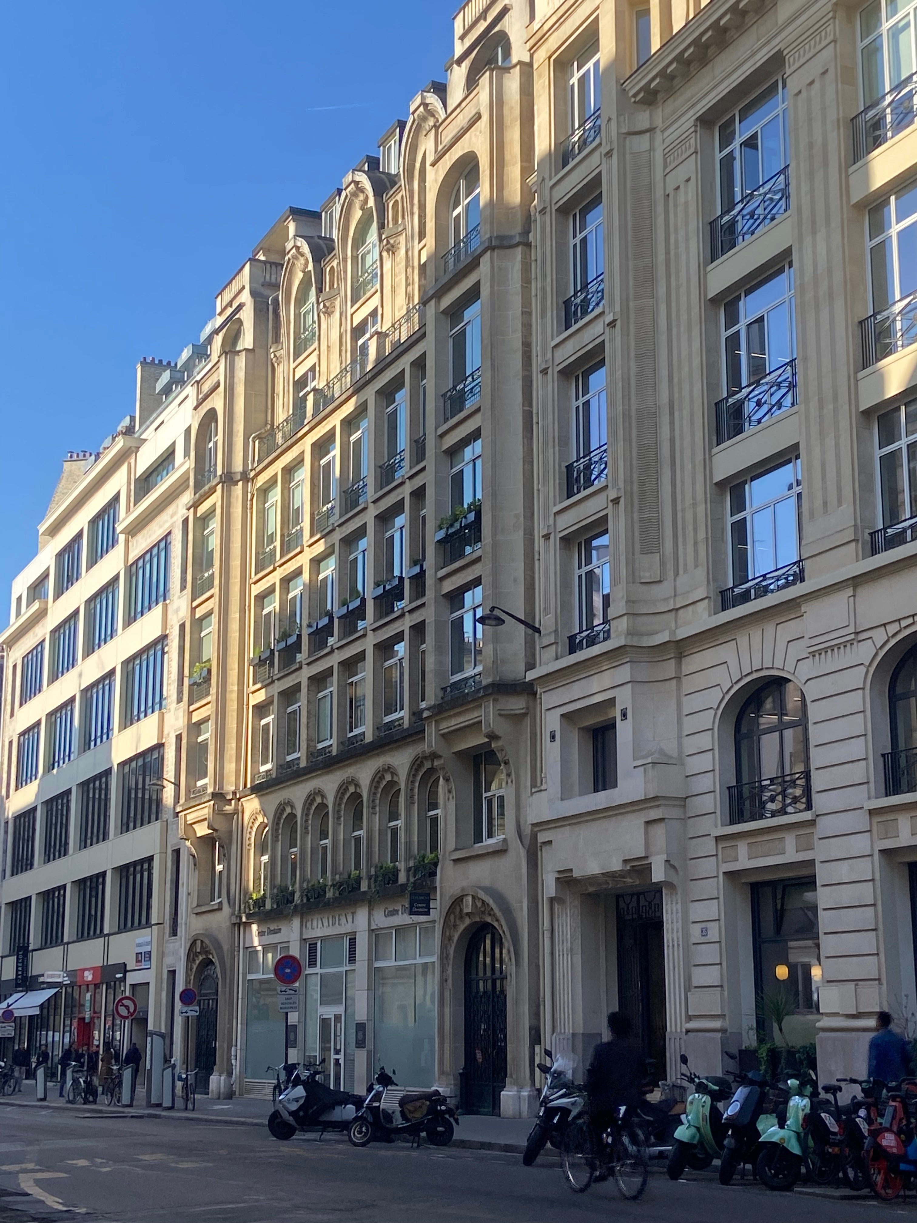 Vue sur la rue du Louvre à Paris par Paname Avenue
